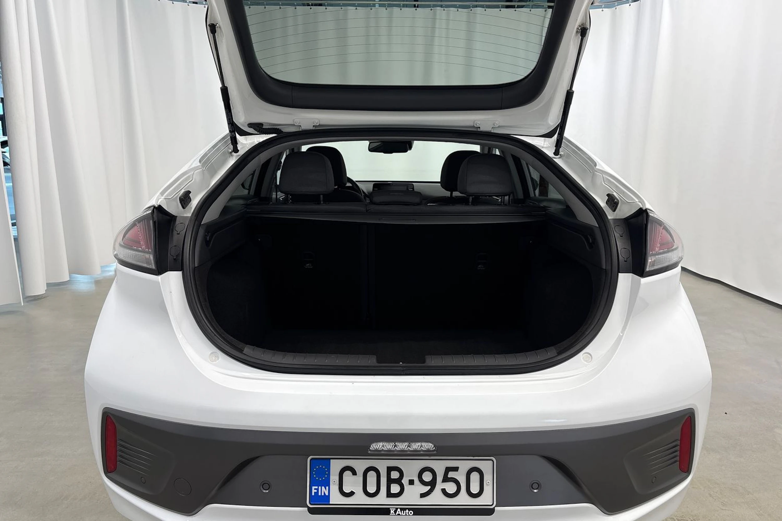 valkoinen Hyundai IONIQ hybrid 2021 kuva 19.