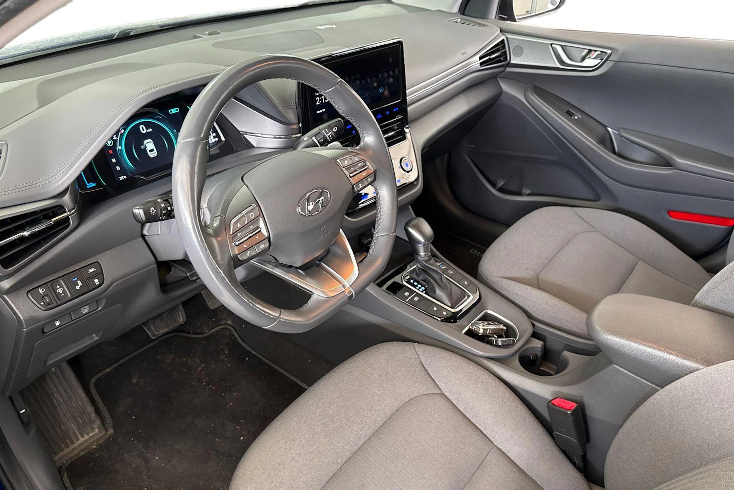 sininen Hyundai IONIQ hybrid 2021 kuva 3.