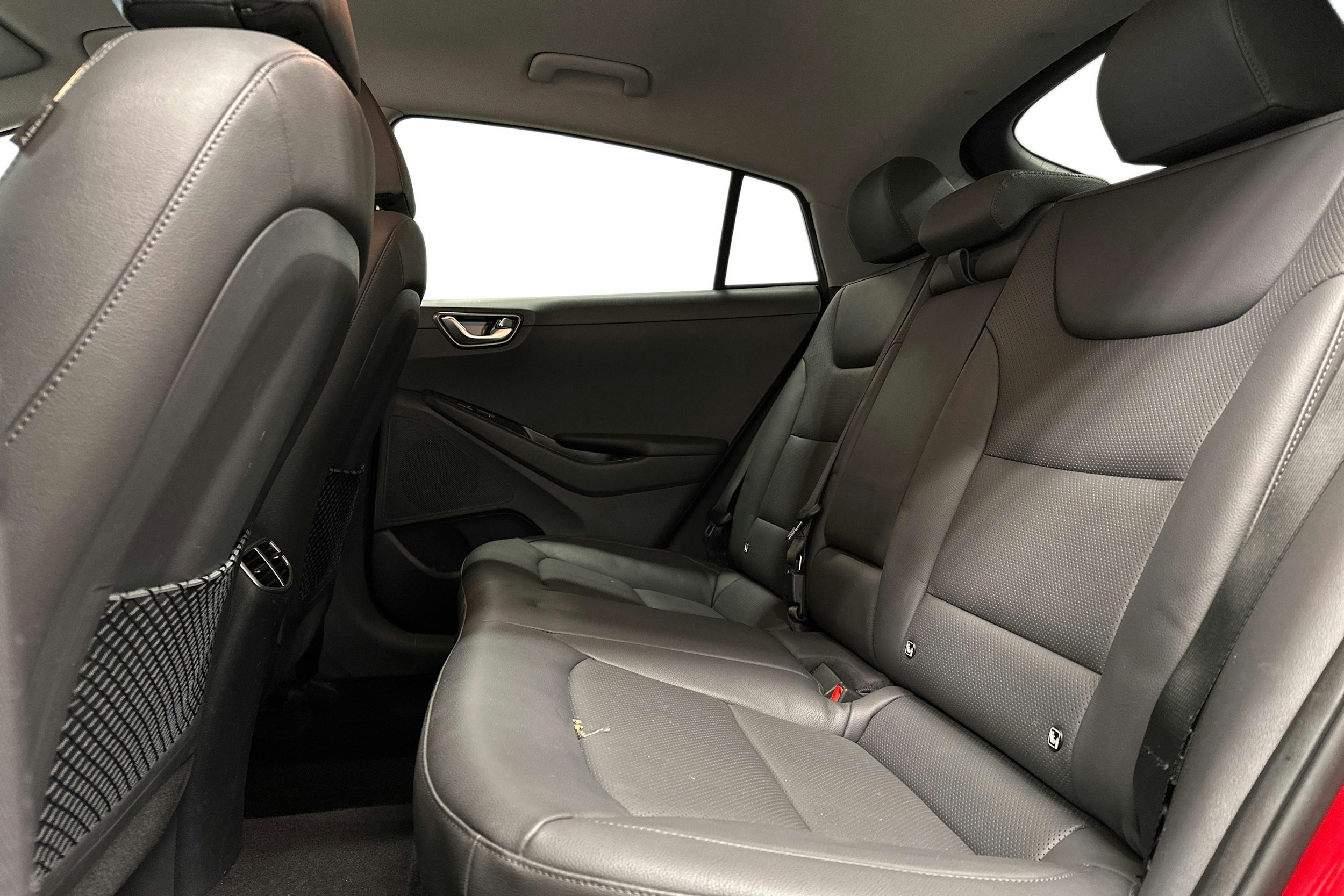 punainen Hyundai IONIQ hybrid 2021 kuva 10.