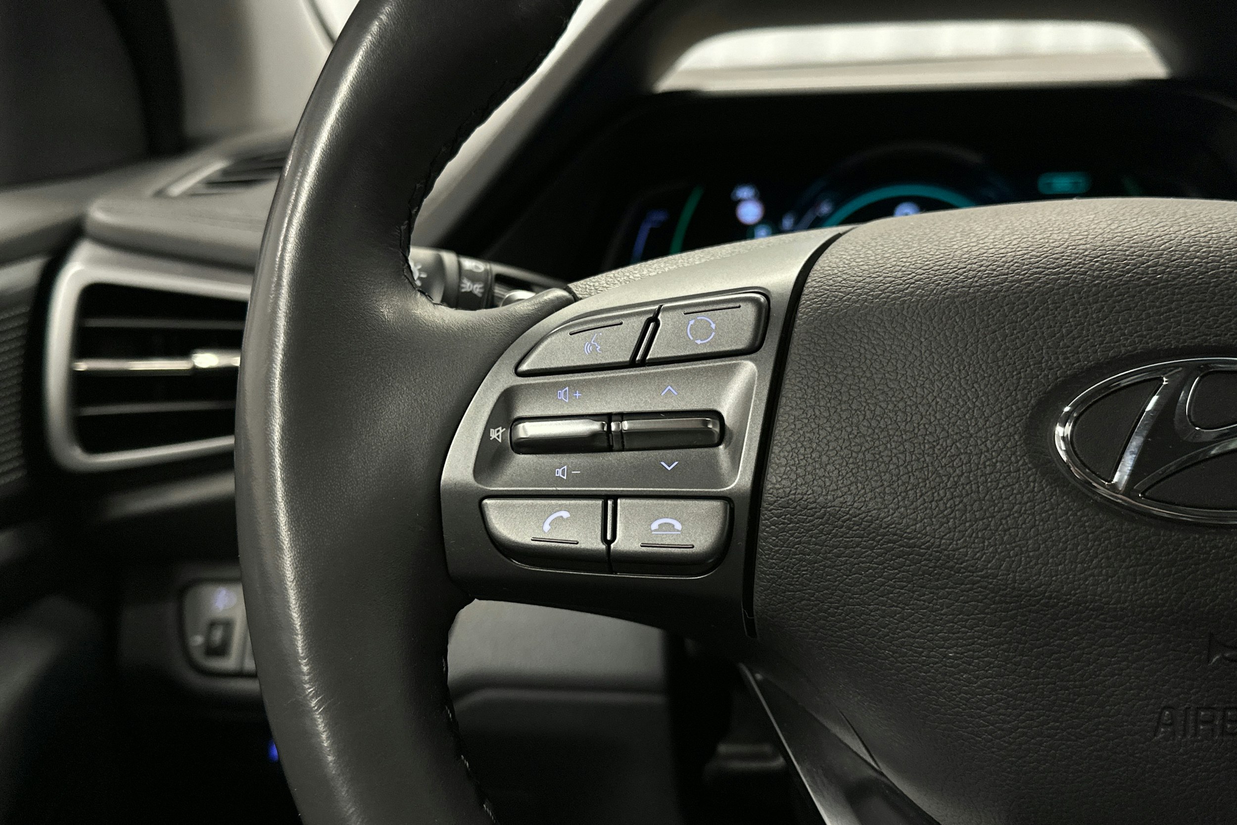 punainen Hyundai IONIQ hybrid 2021 kuva 14.