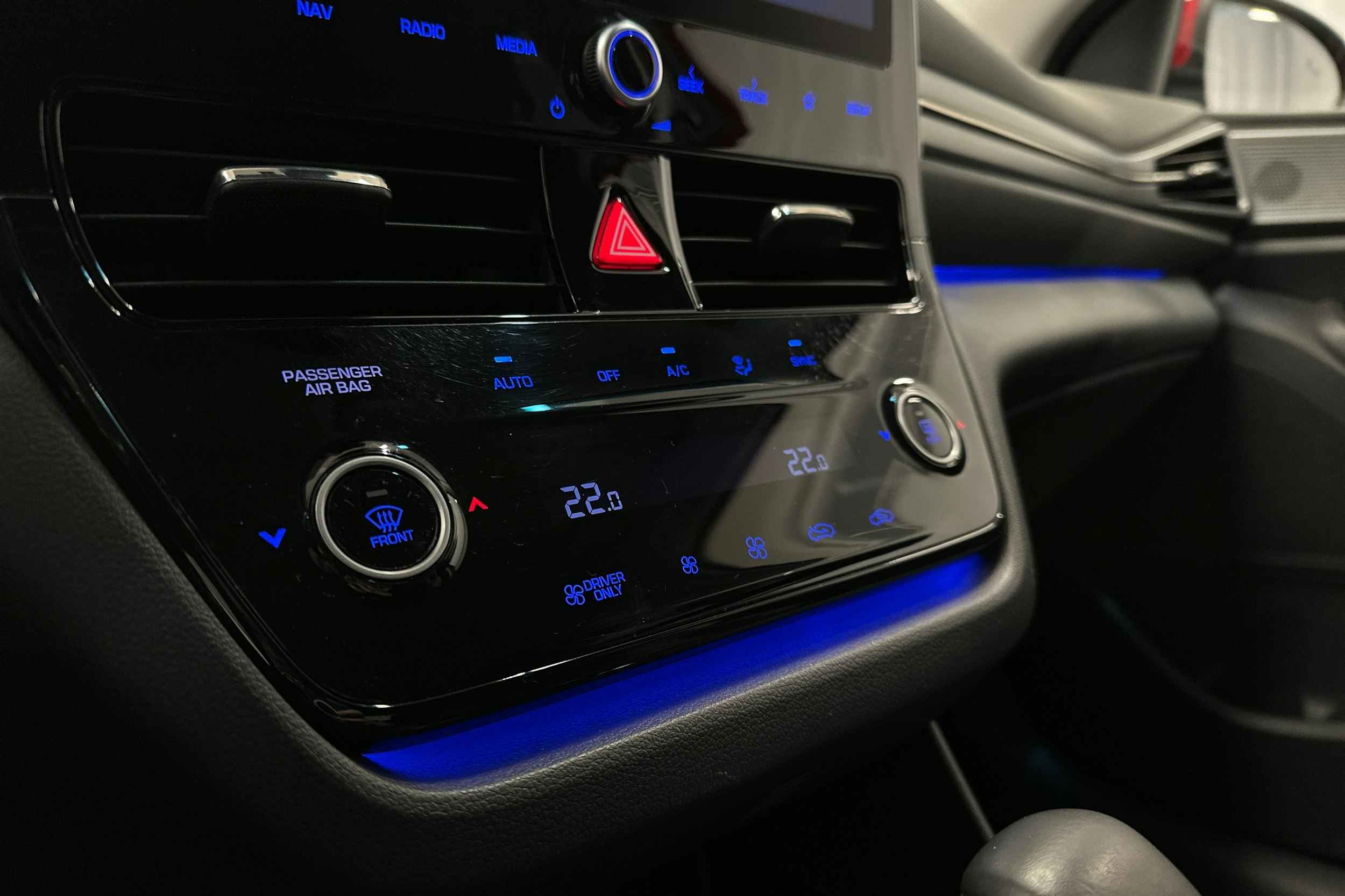 punainen Hyundai IONIQ hybrid 2021 kuva 19.