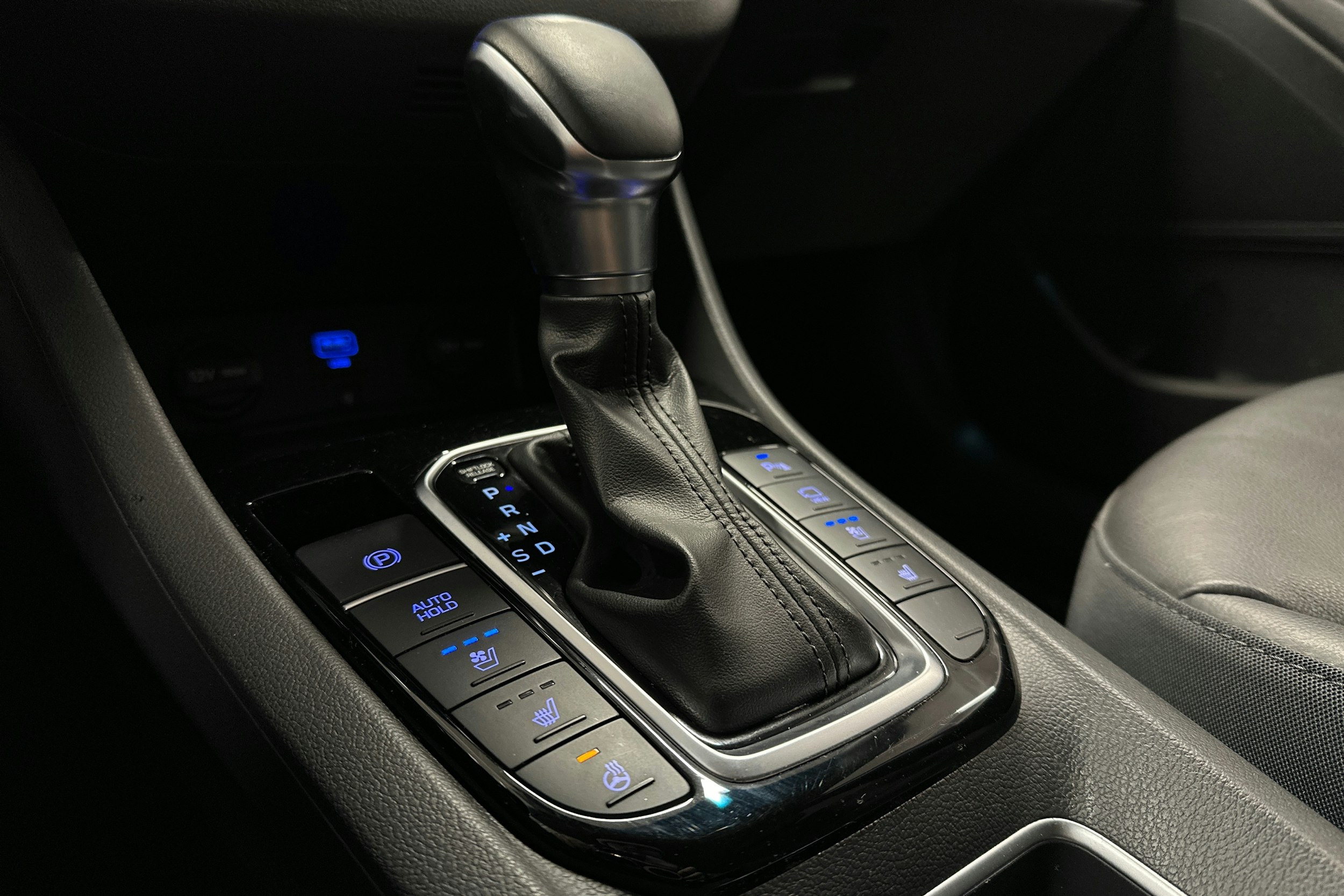 punainen Hyundai IONIQ hybrid 2021 kuva 20.