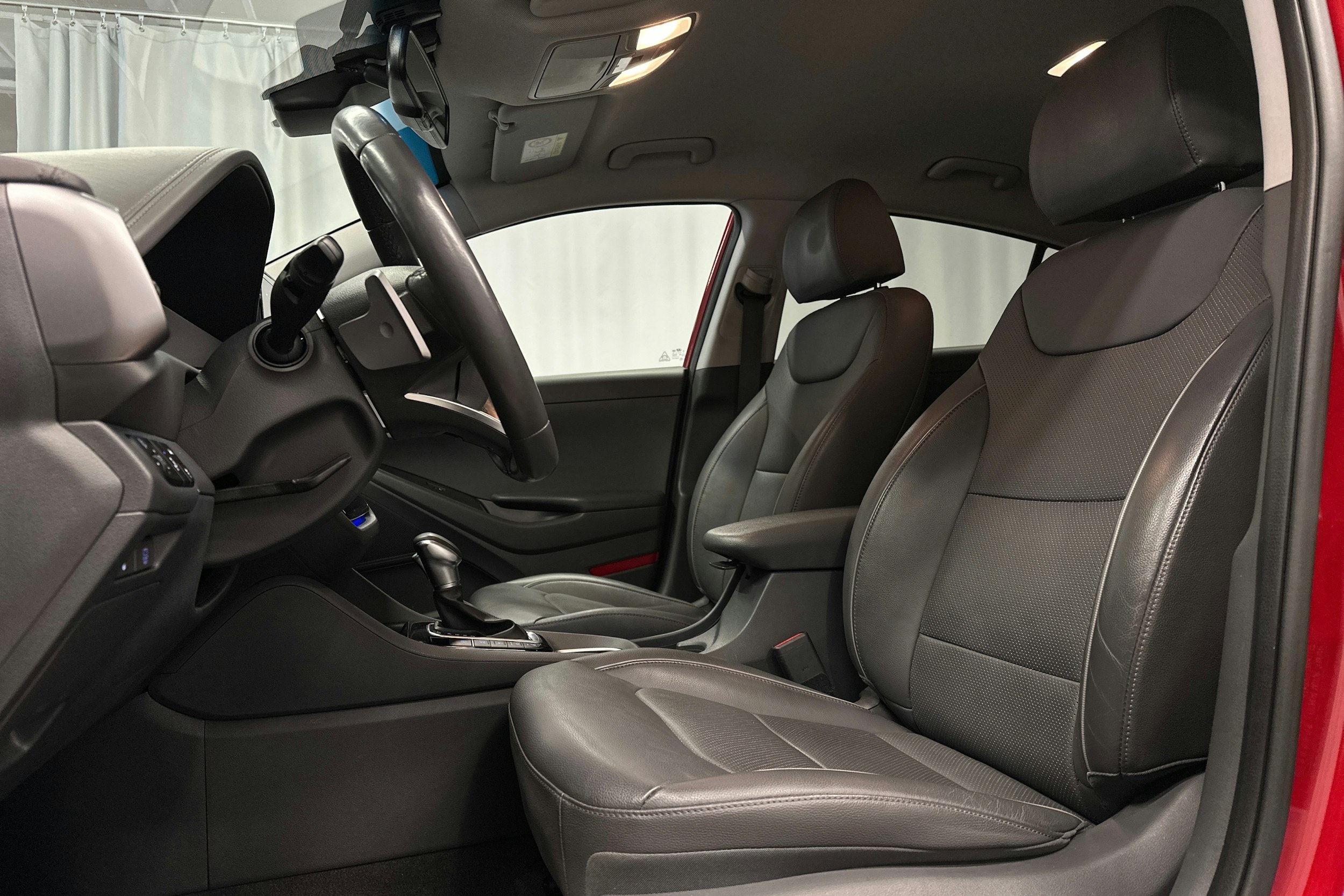 punainen Hyundai IONIQ hybrid 2021 kuva 22.