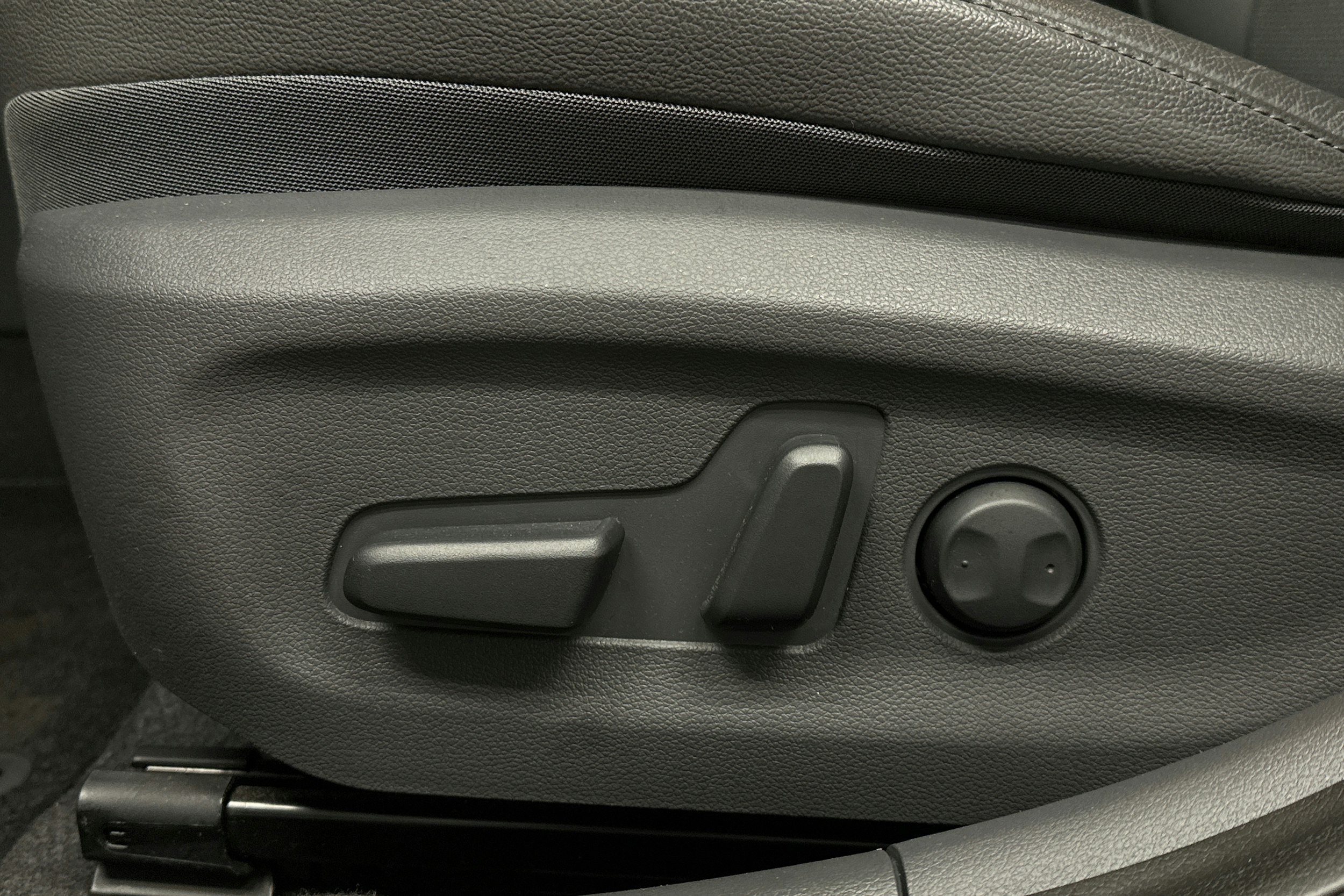 punainen Hyundai IONIQ hybrid 2021 kuva 23.