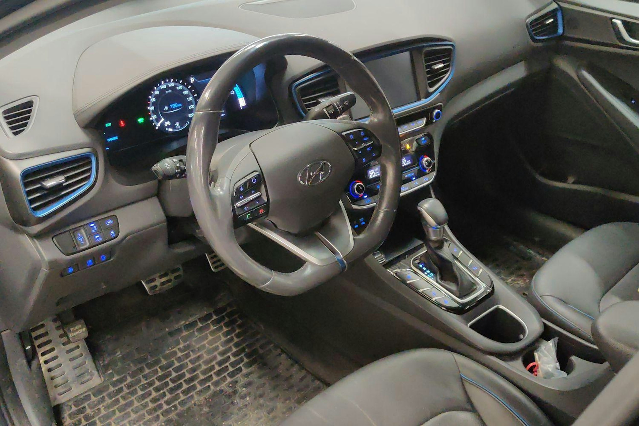 Harmaa Hyundai IONIQ plug-in 2017 kuva 3.
