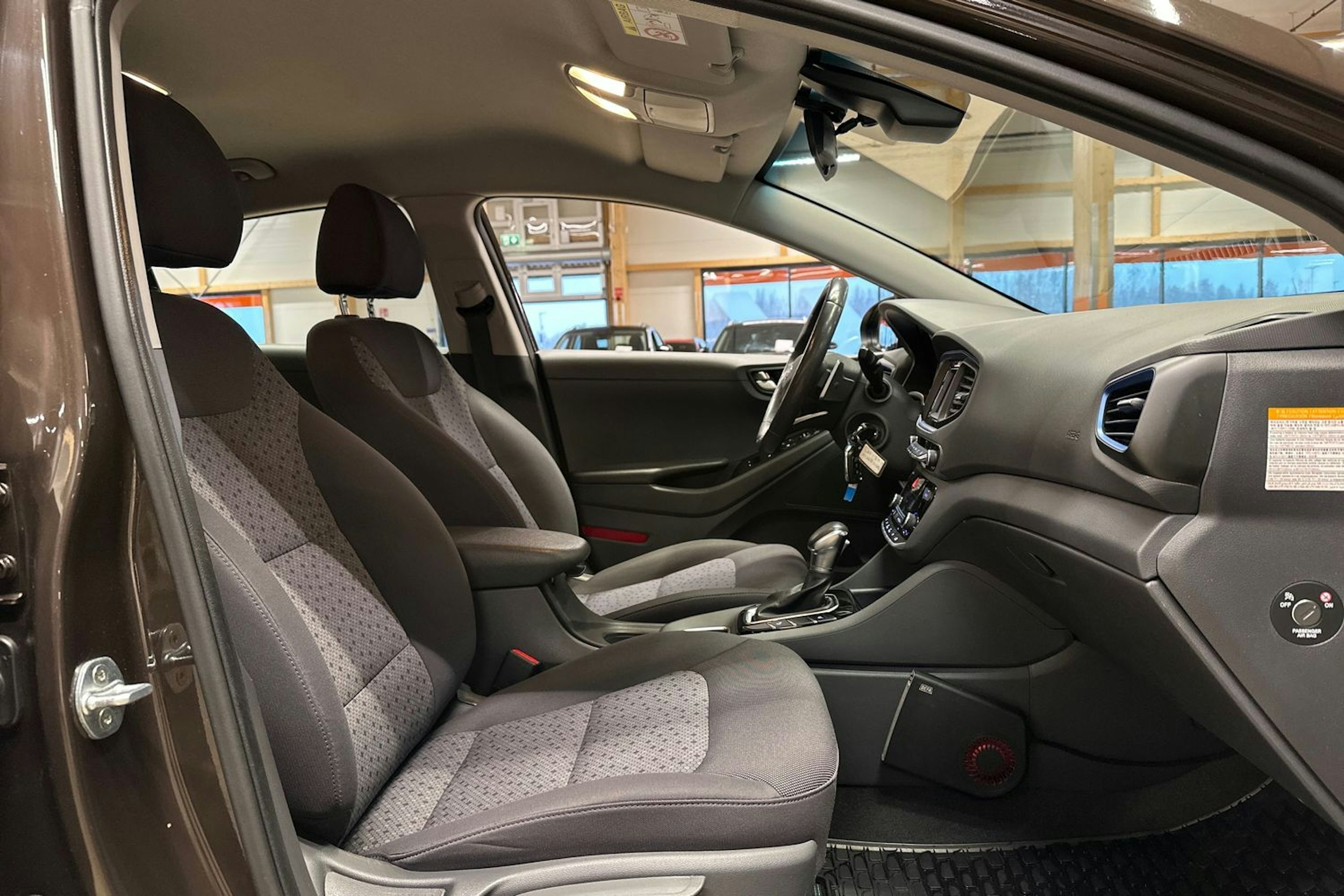 met. ruskea (beige) Hyundai IONIQ plug-in 2018 kuva 13.