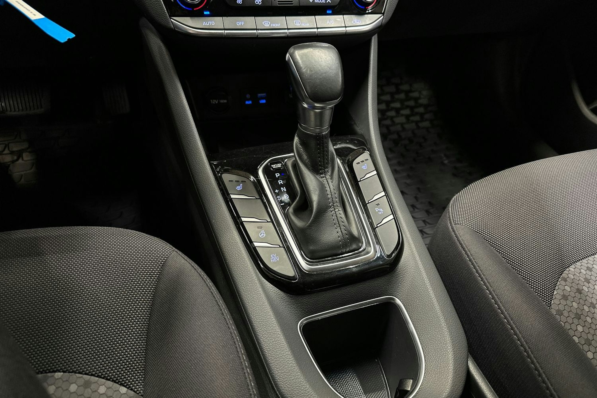 met. ruskea (beige) Hyundai IONIQ plug-in 2018 kuva 18.