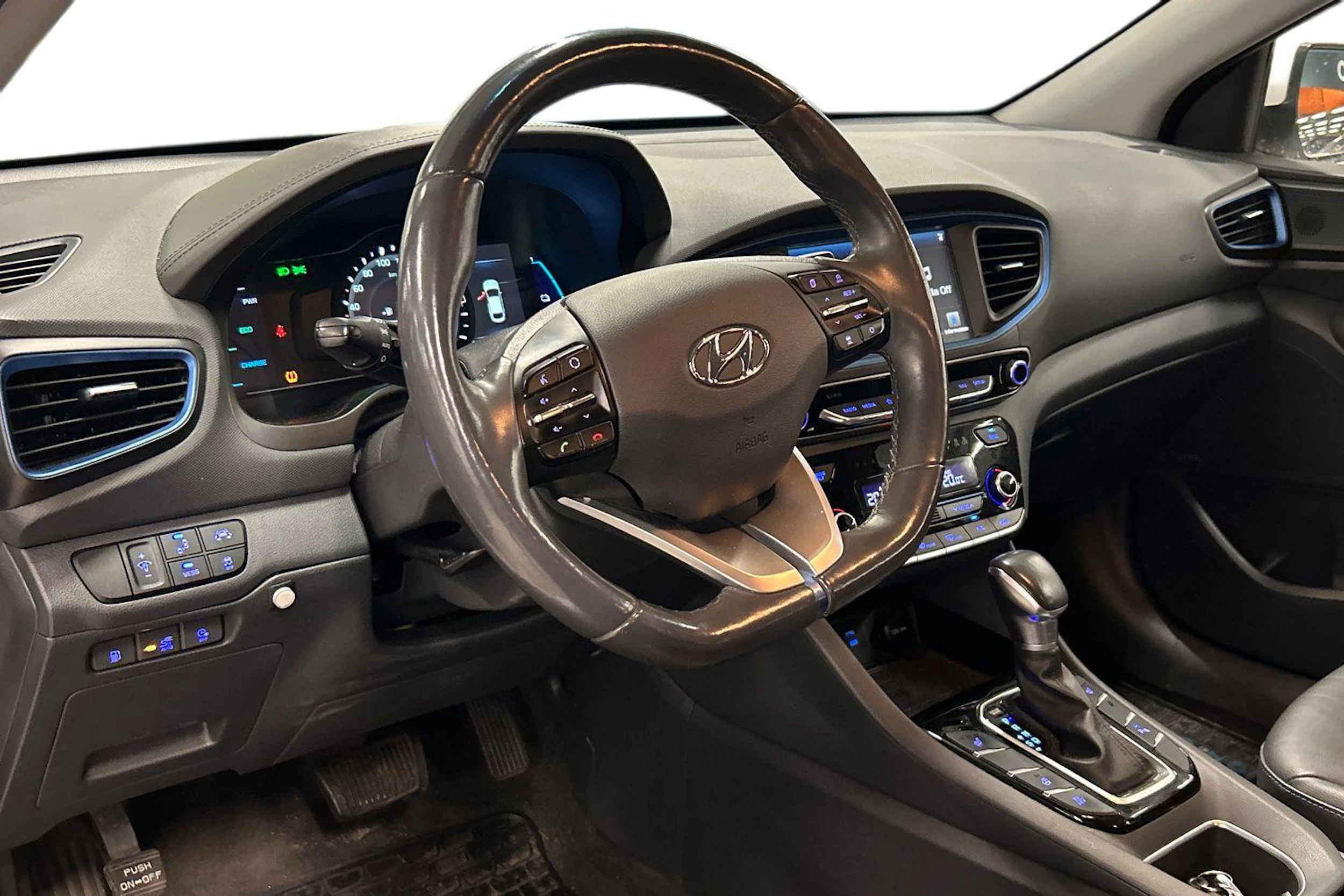 valkoinen Hyundai IONIQ plug-in 2018 kuva 3.