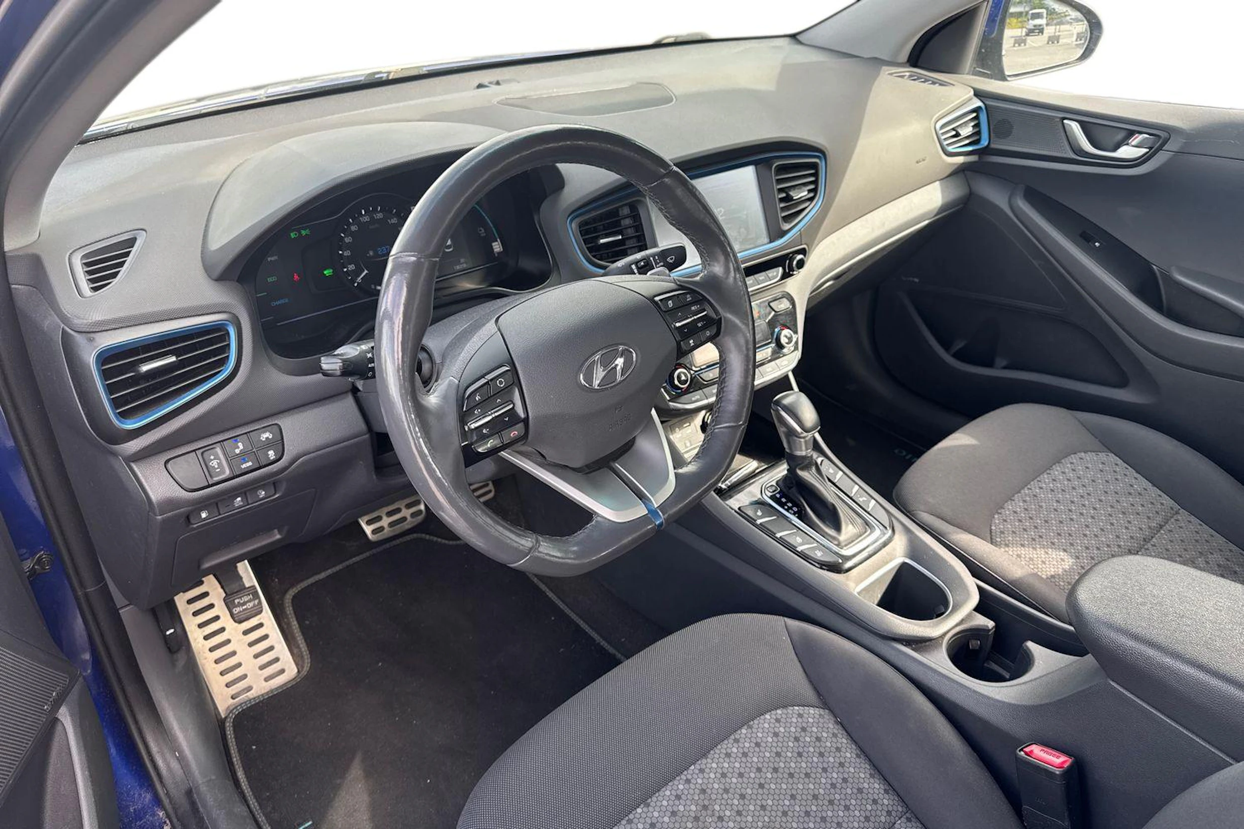 sininen Hyundai IONIQ plug-in 2019 kuva 3.
