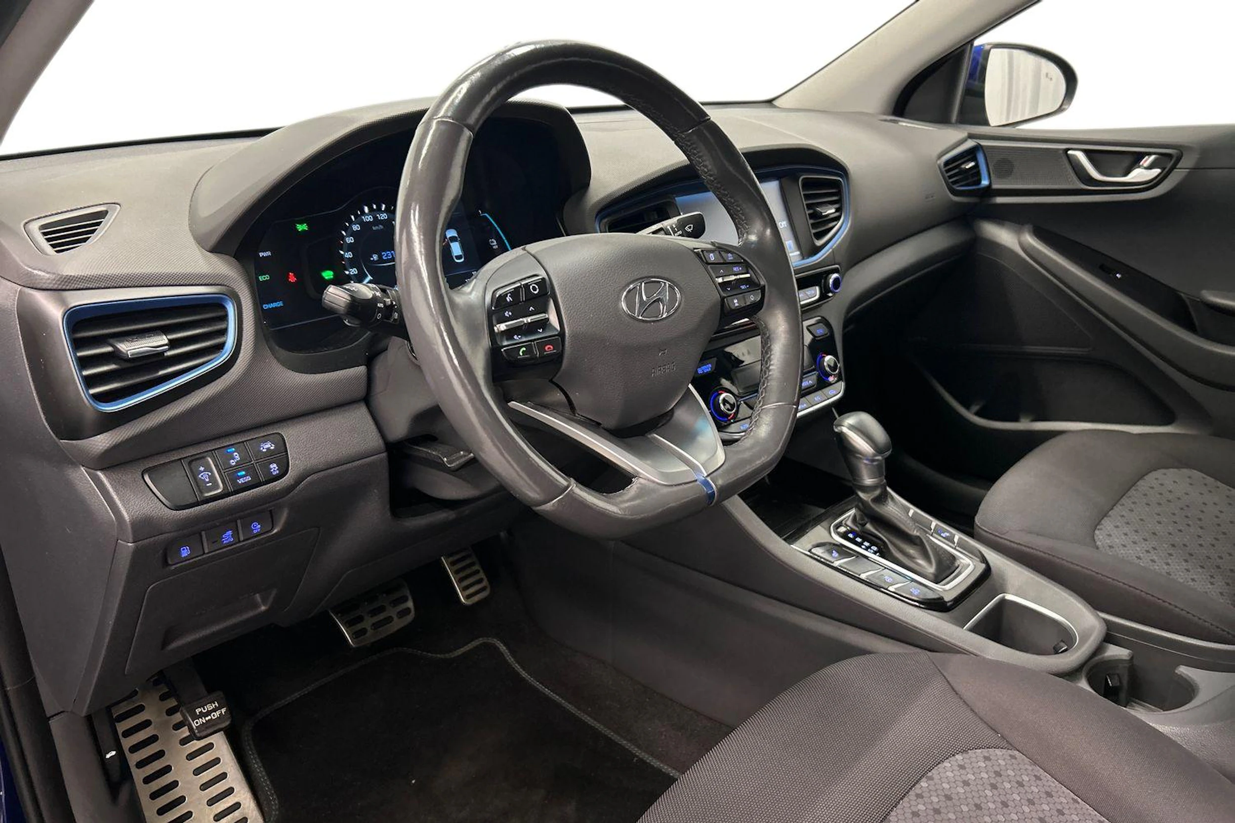 sininen Hyundai IONIQ plug-in 2019 kuva 6.