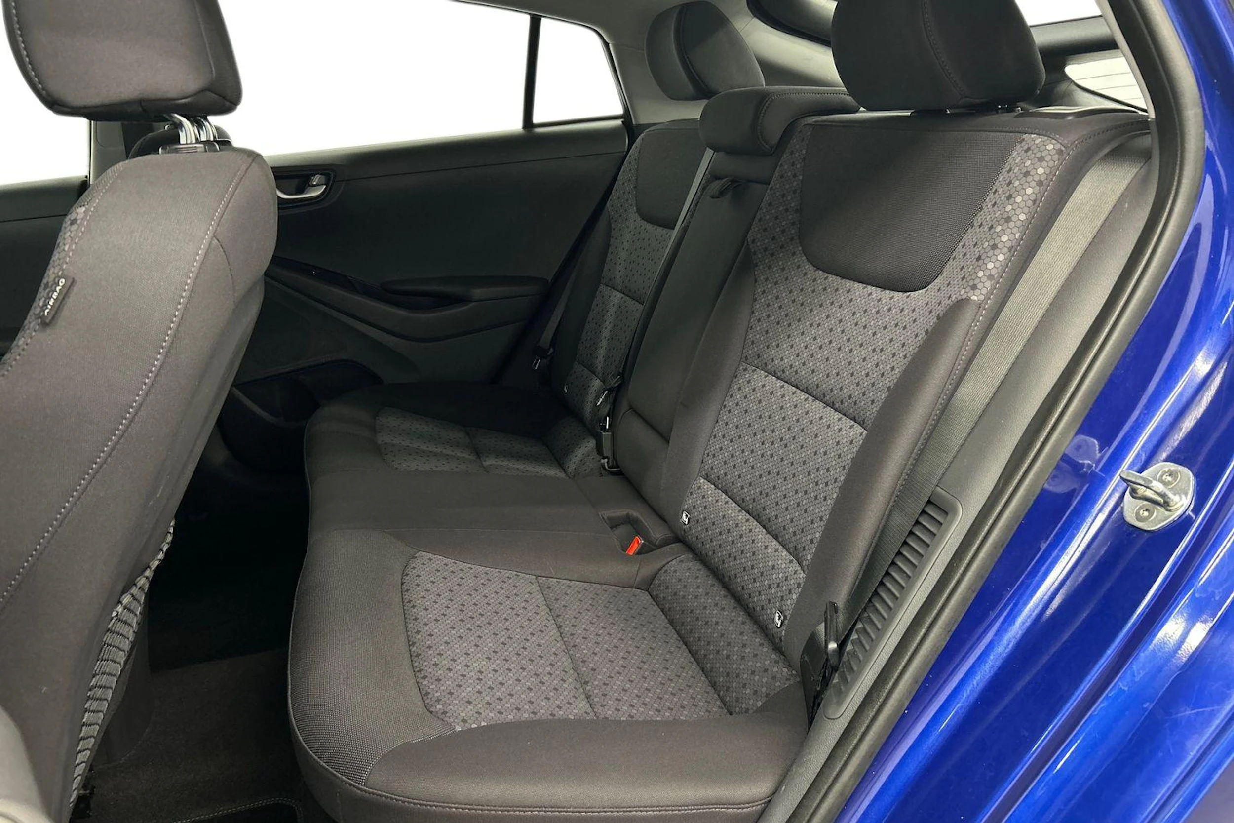 sininen Hyundai IONIQ plug-in 2019 kuva 8.