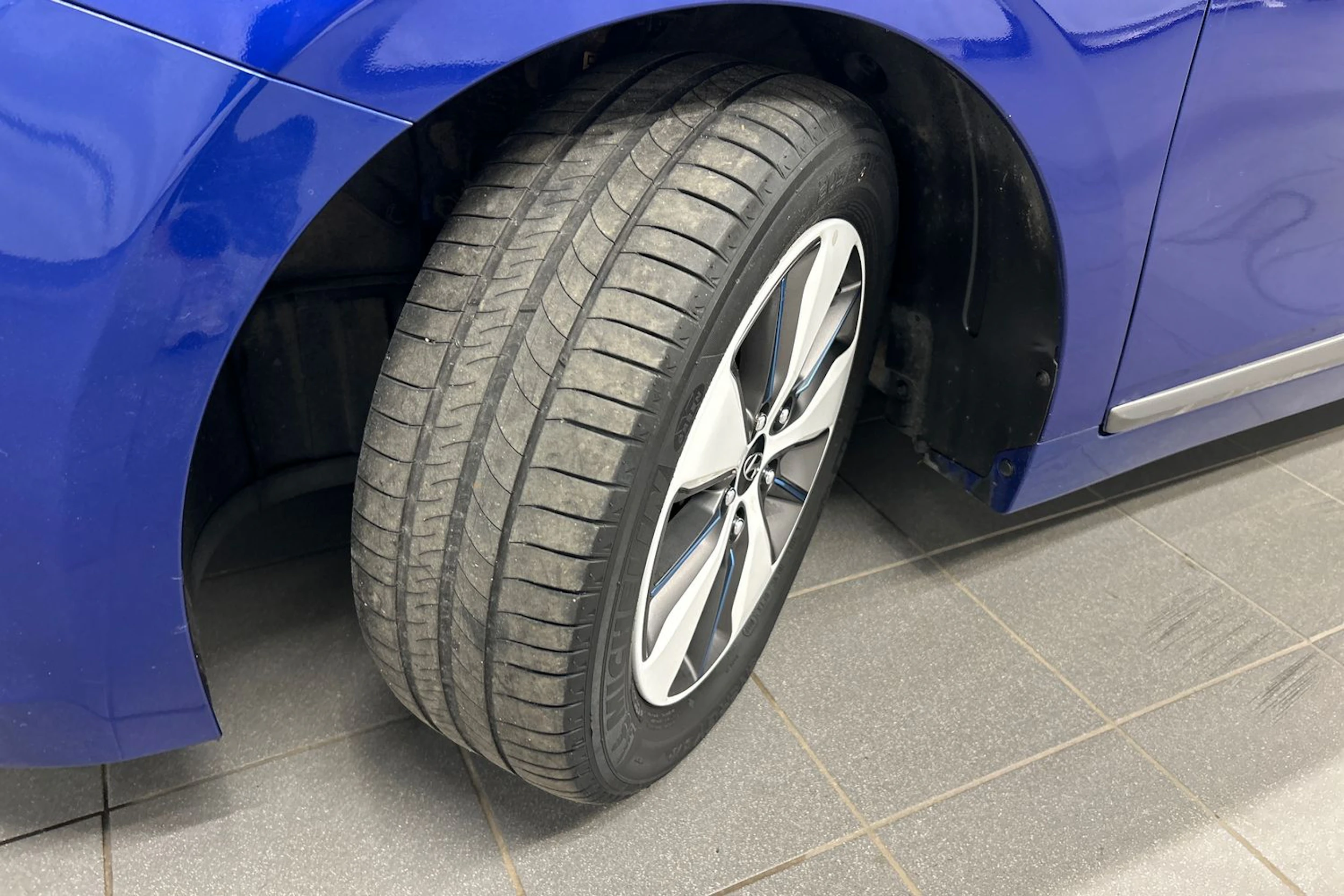 sininen Hyundai IONIQ plug-in 2019 kuva 10.