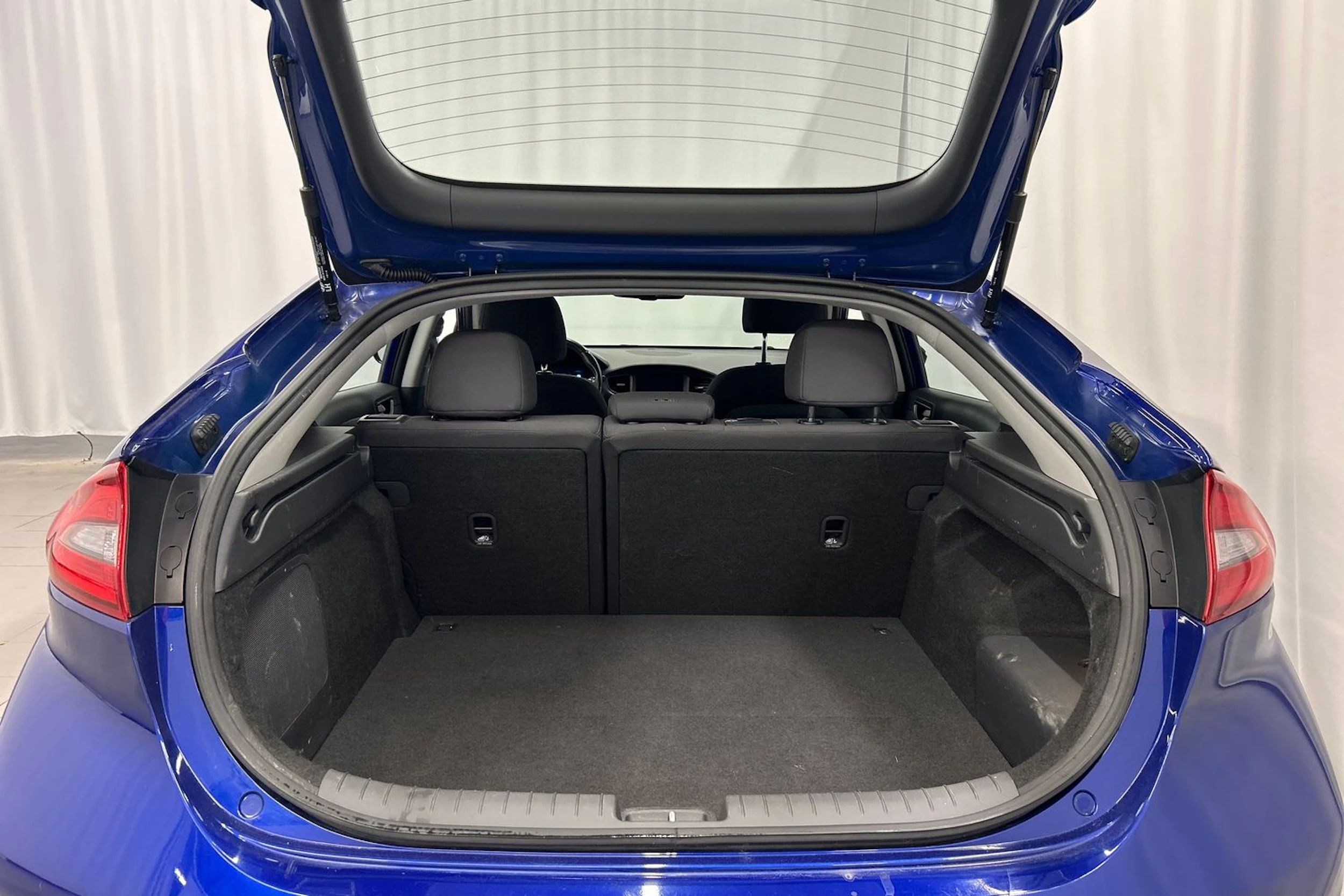 sininen Hyundai IONIQ plug-in 2019 kuva 12.