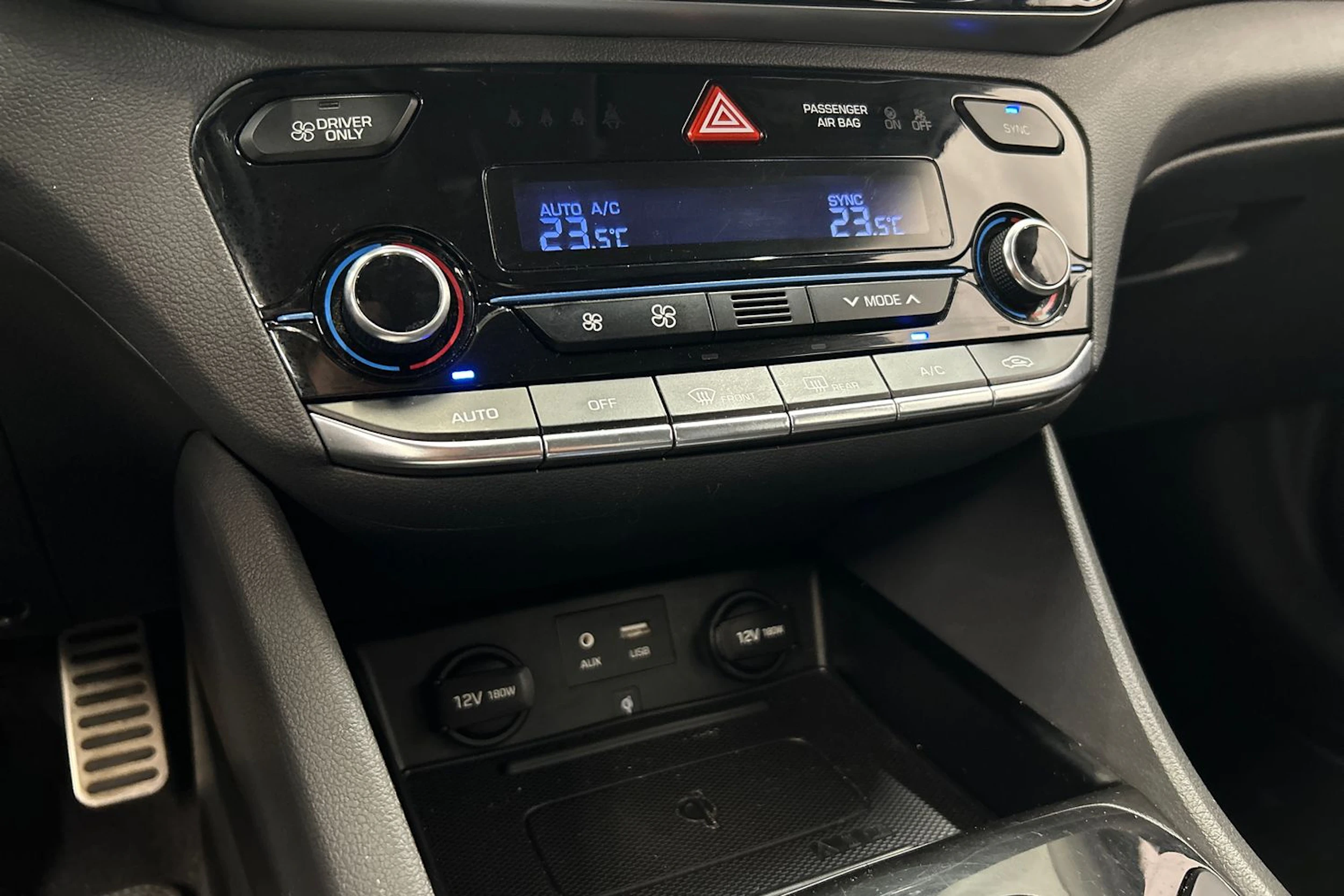 sininen Hyundai IONIQ plug-in 2019 kuva 22.