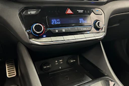 sininen Hyundai IONIQ plug-in 2019 kuva 22.
