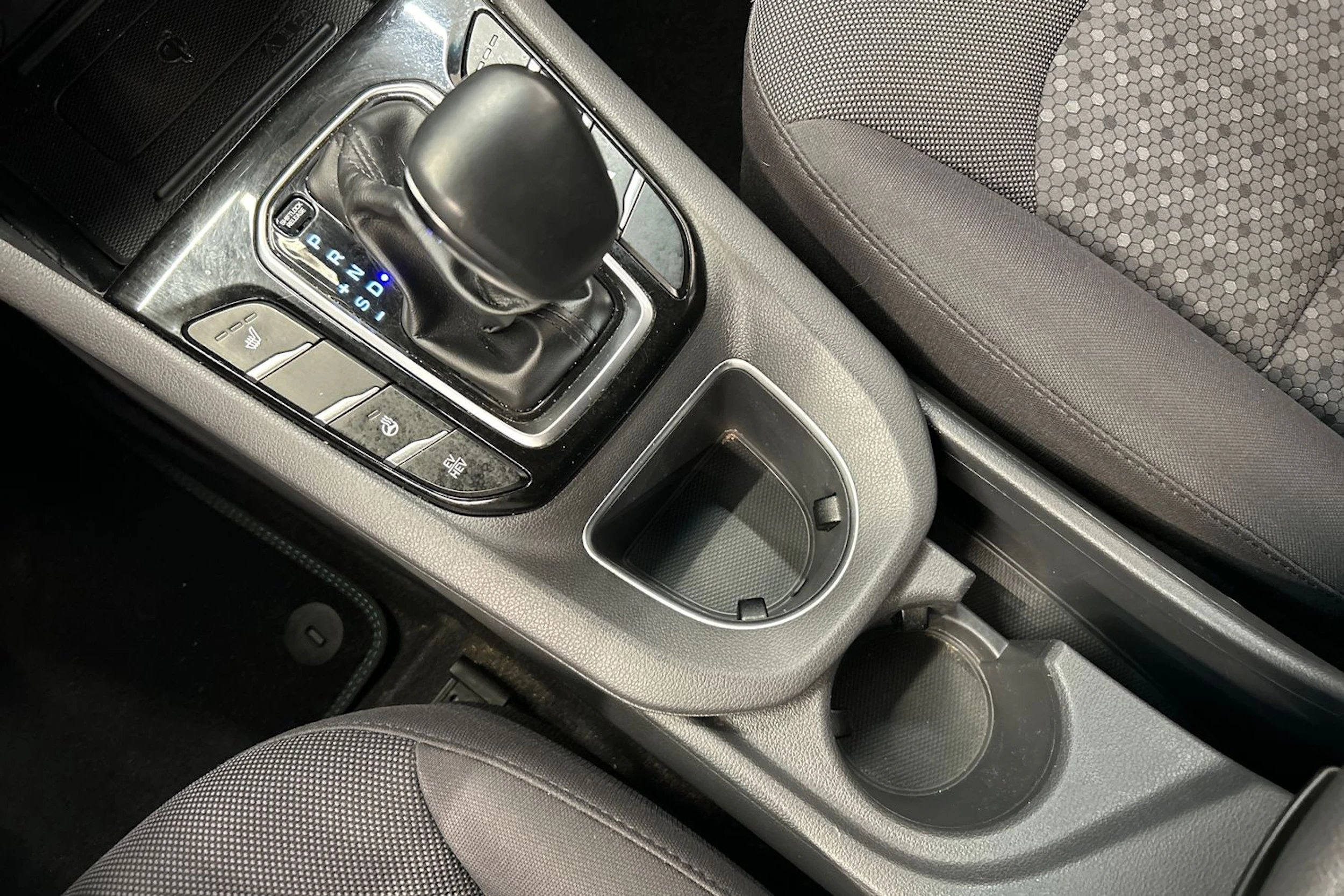 sininen Hyundai IONIQ plug-in 2019 kuva 23.