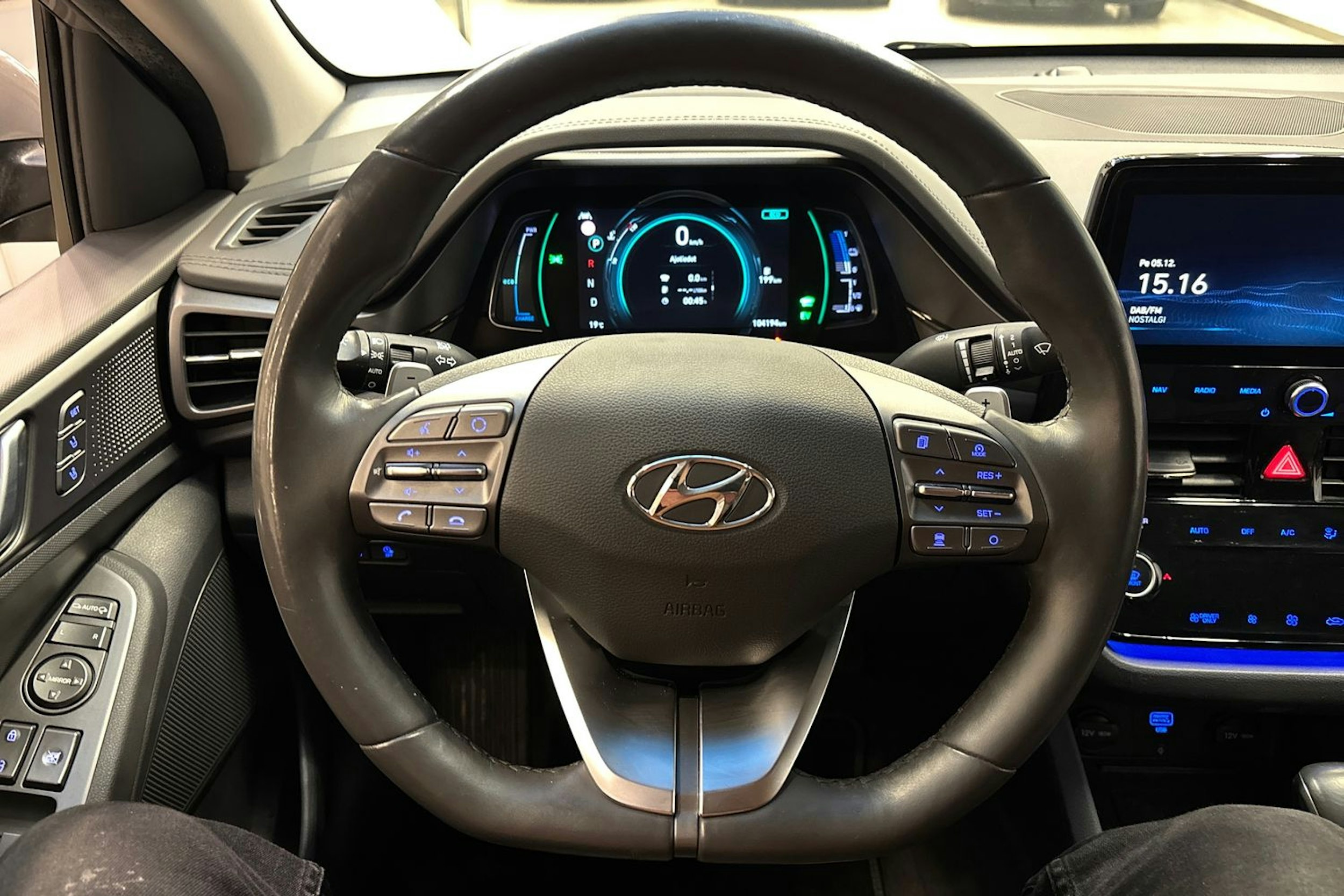 harmaa Hyundai IONIQ plug-in 2020 kuva 16.