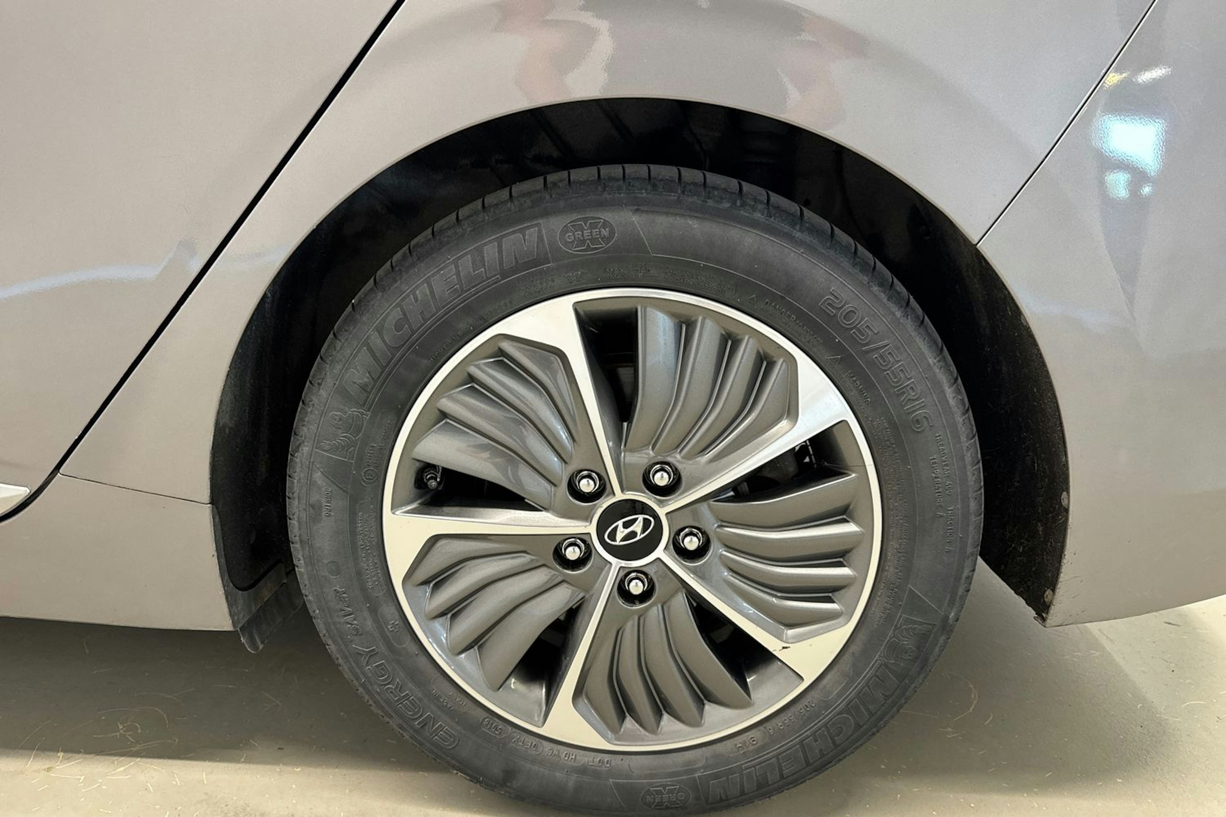harmaa Hyundai IONIQ plug-in 2020 kuva 9.