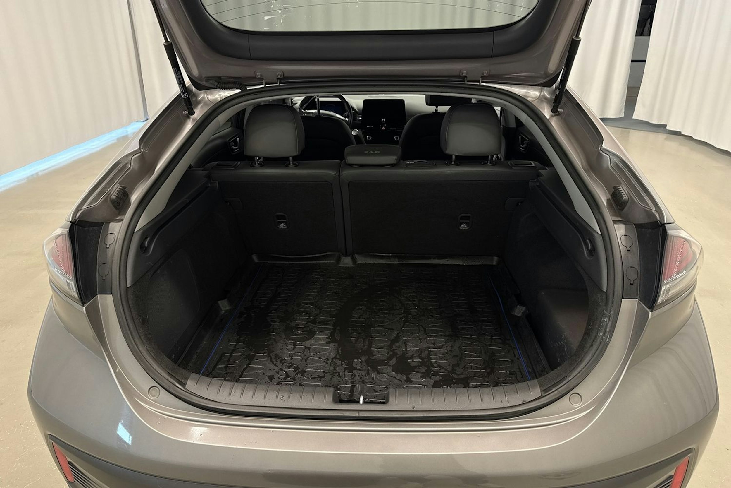 harmaa Hyundai IONIQ plug-in 2020 kuva 11.