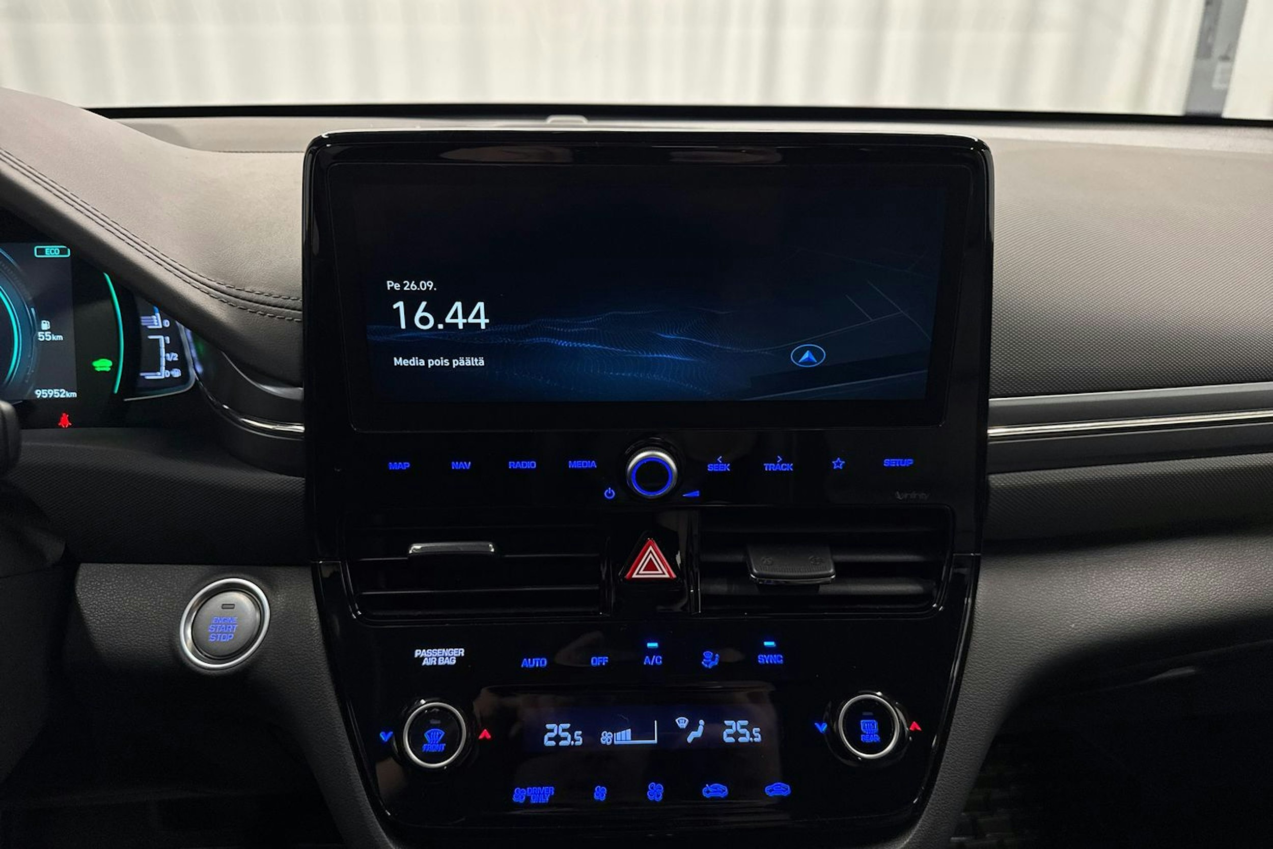 harmaa Hyundai IONIQ plug-in 2020 kuva 16.