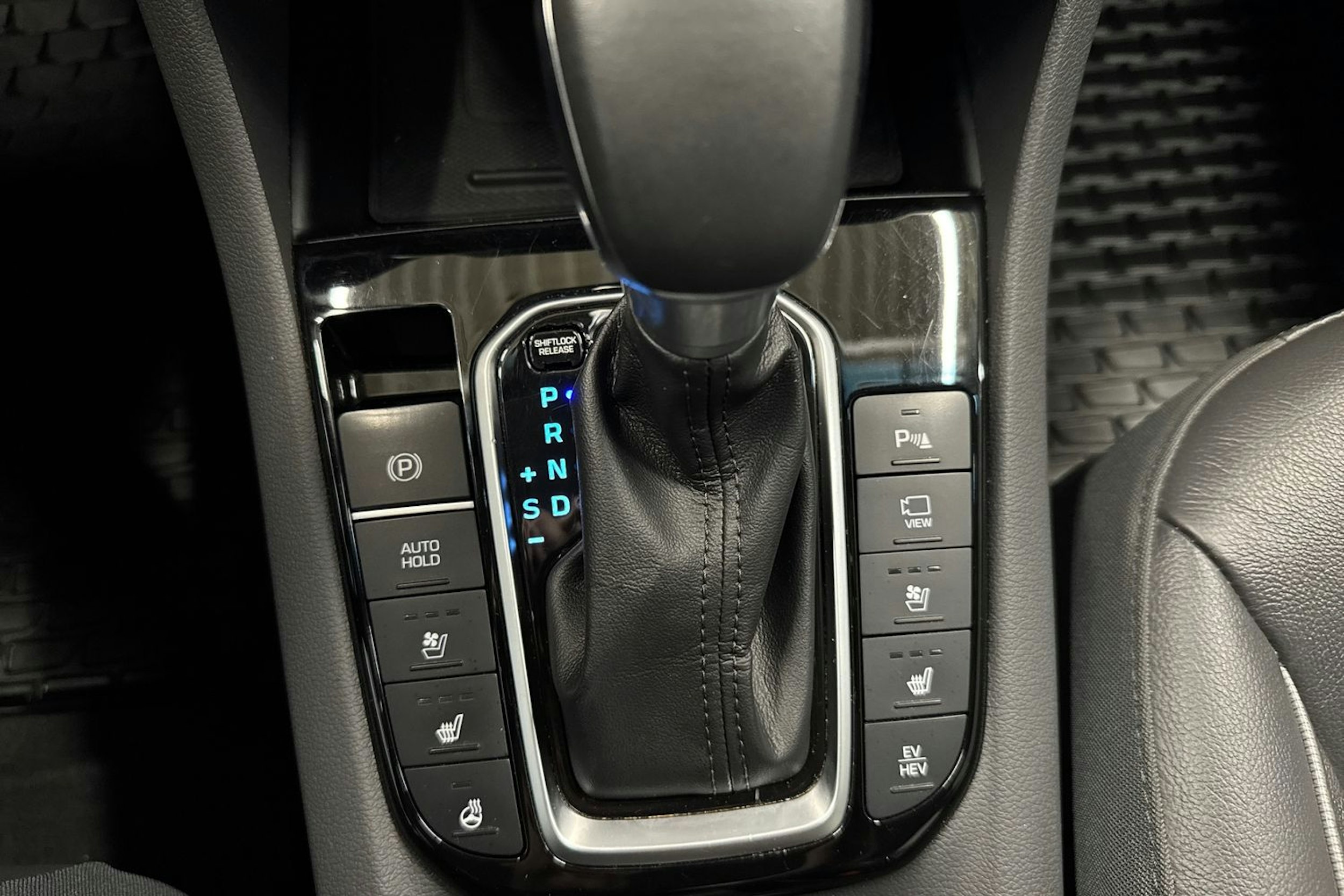 harmaa Hyundai IONIQ plug-in 2020 kuva 19.