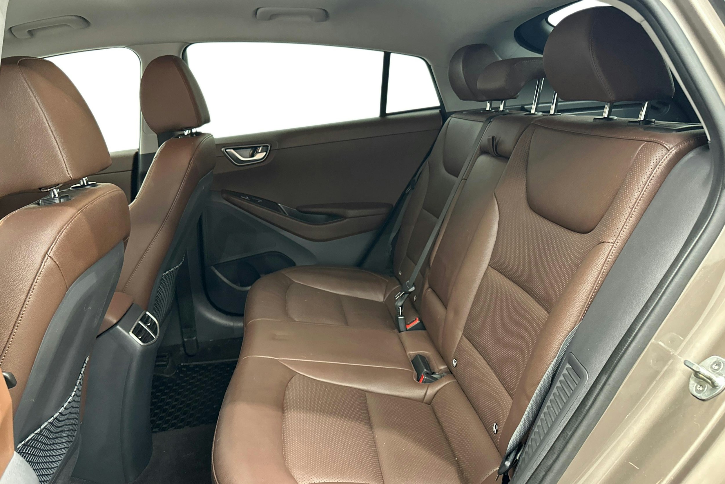 ruskea (beige) Hyundai IONIQ plug-in 2020 kuva 11.