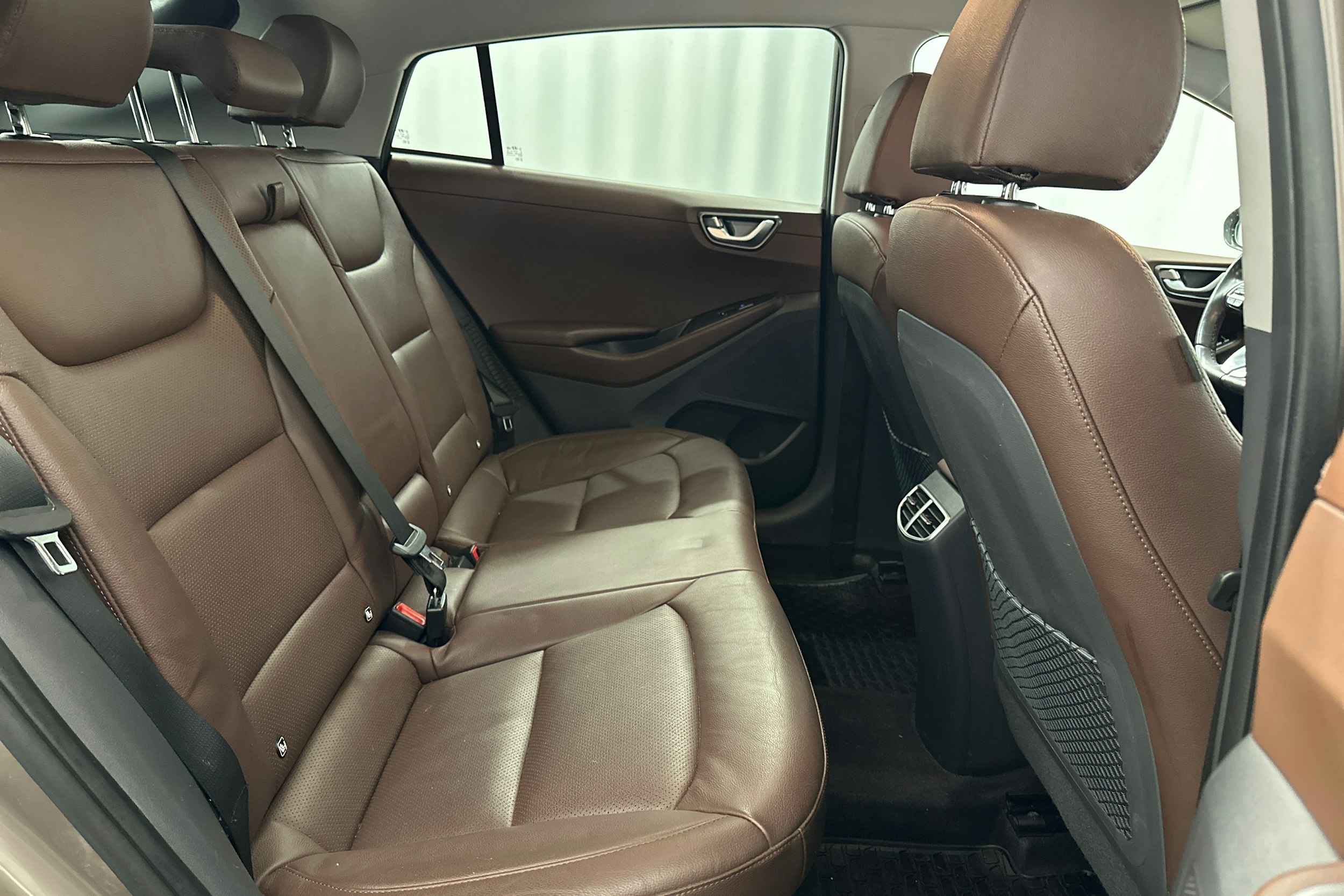 ruskea (beige) Hyundai IONIQ plug-in 2020 kuva 13.