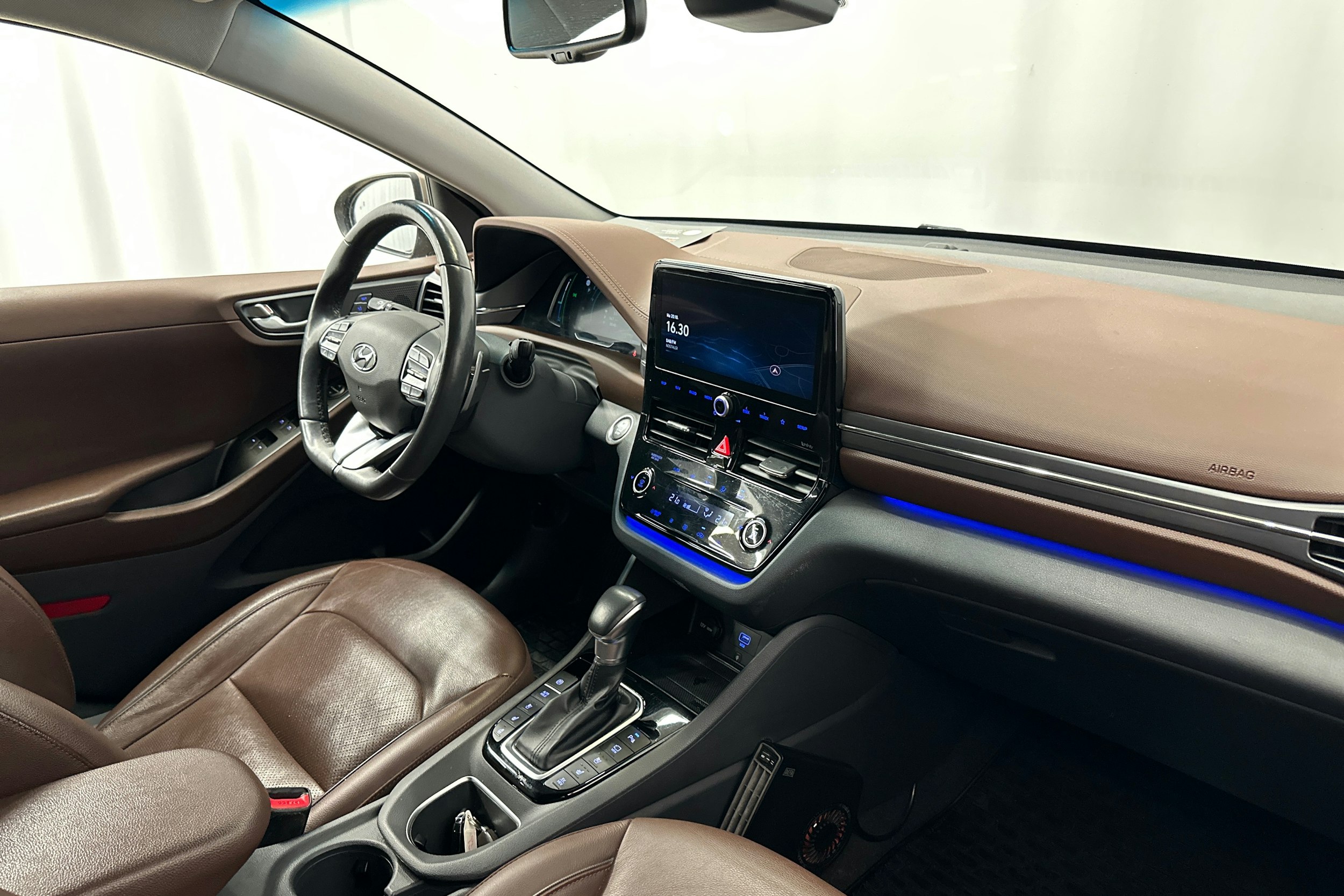 ruskea (beige) Hyundai IONIQ plug-in 2020 kuva 14.