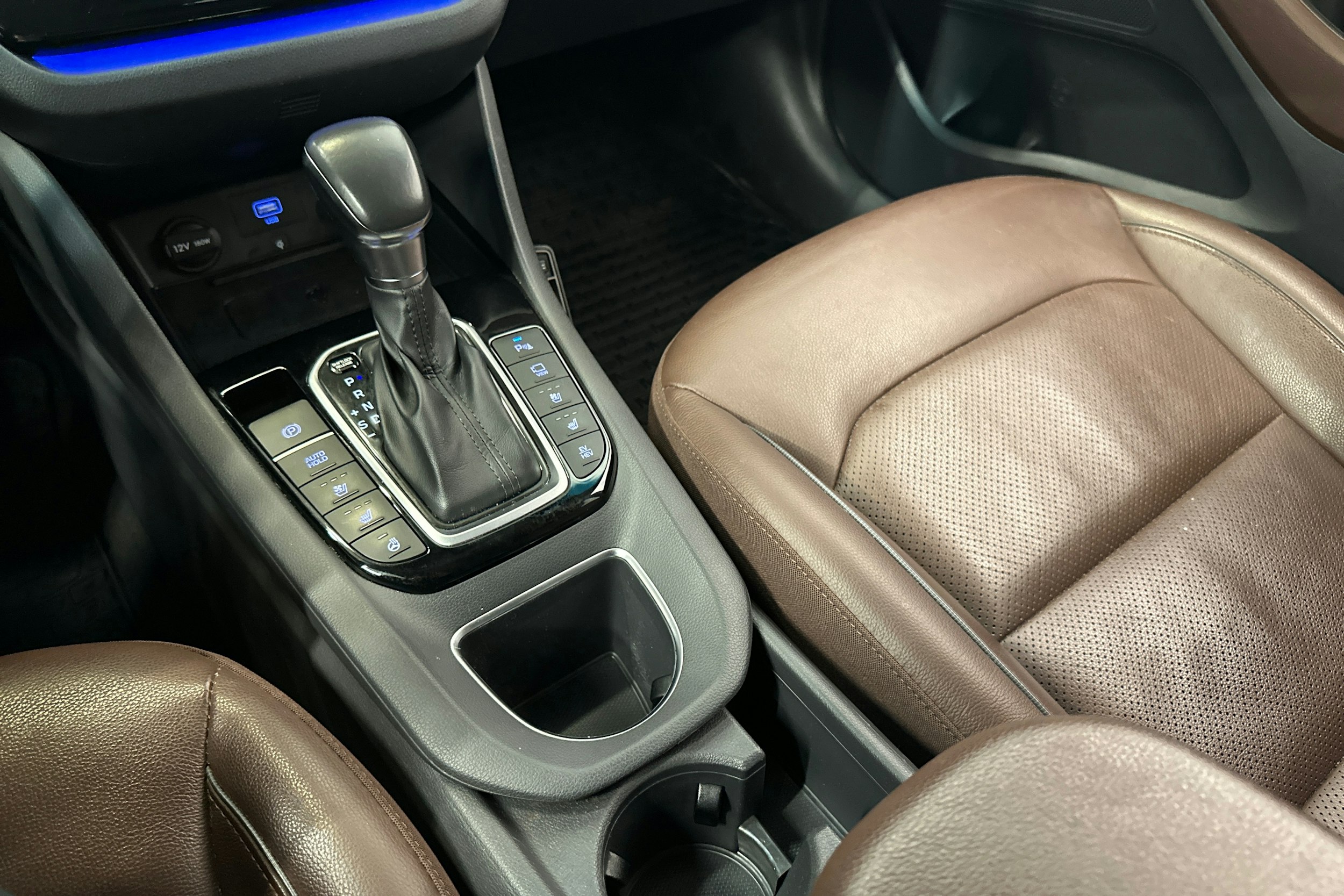 ruskea (beige) Hyundai IONIQ plug-in 2020 kuva 27.