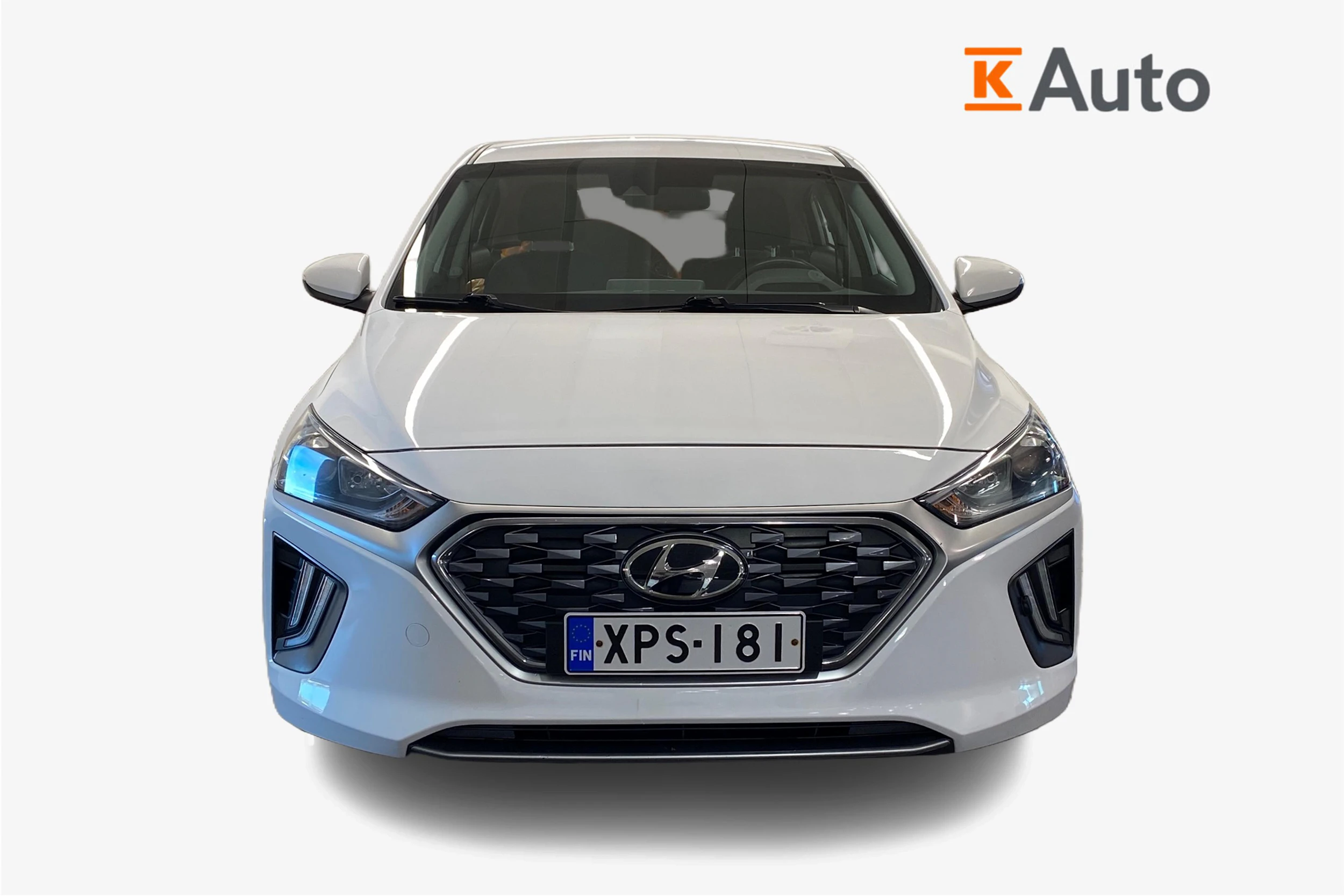 Valkoinen Hyundai IONIQ plug-in 2020 kuva 4.