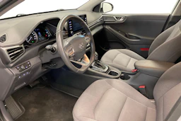 Valkoinen Hyundai IONIQ plug-in 2020 kuva 6.