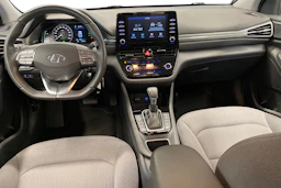Valkoinen Hyundai IONIQ plug-in 2020 kuva 7.