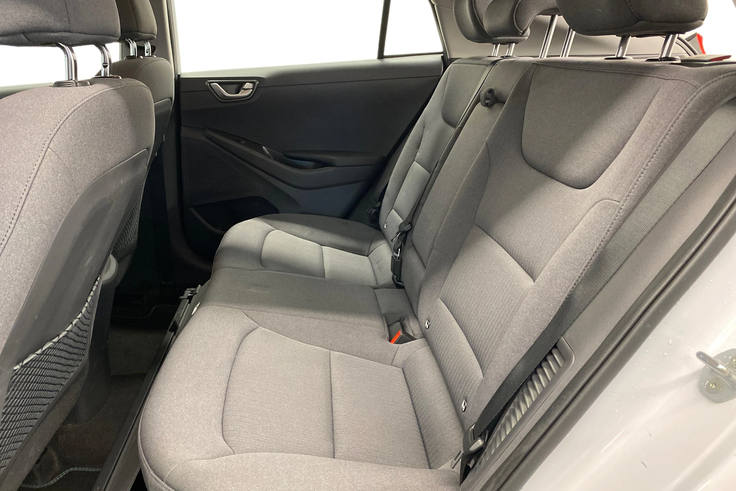 Valkoinen Hyundai IONIQ plug-in 2020 kuva 8.