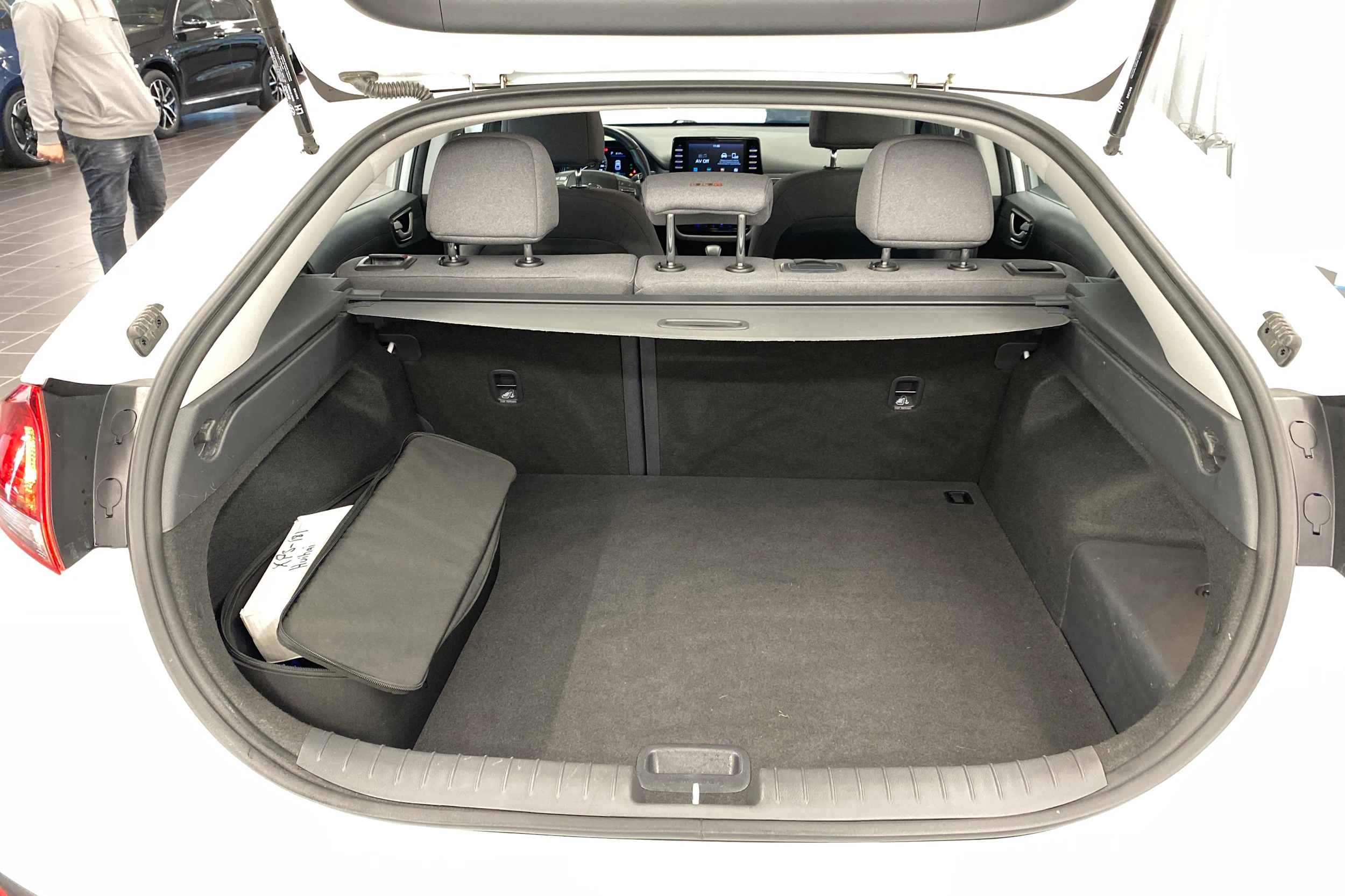 Valkoinen Hyundai IONIQ plug-in 2020 kuva 11.