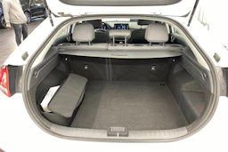 Valkoinen Hyundai IONIQ plug-in 2020 kuva 11.