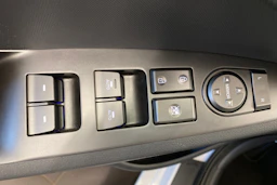 Valkoinen Hyundai IONIQ plug-in 2020 kuva 13.
