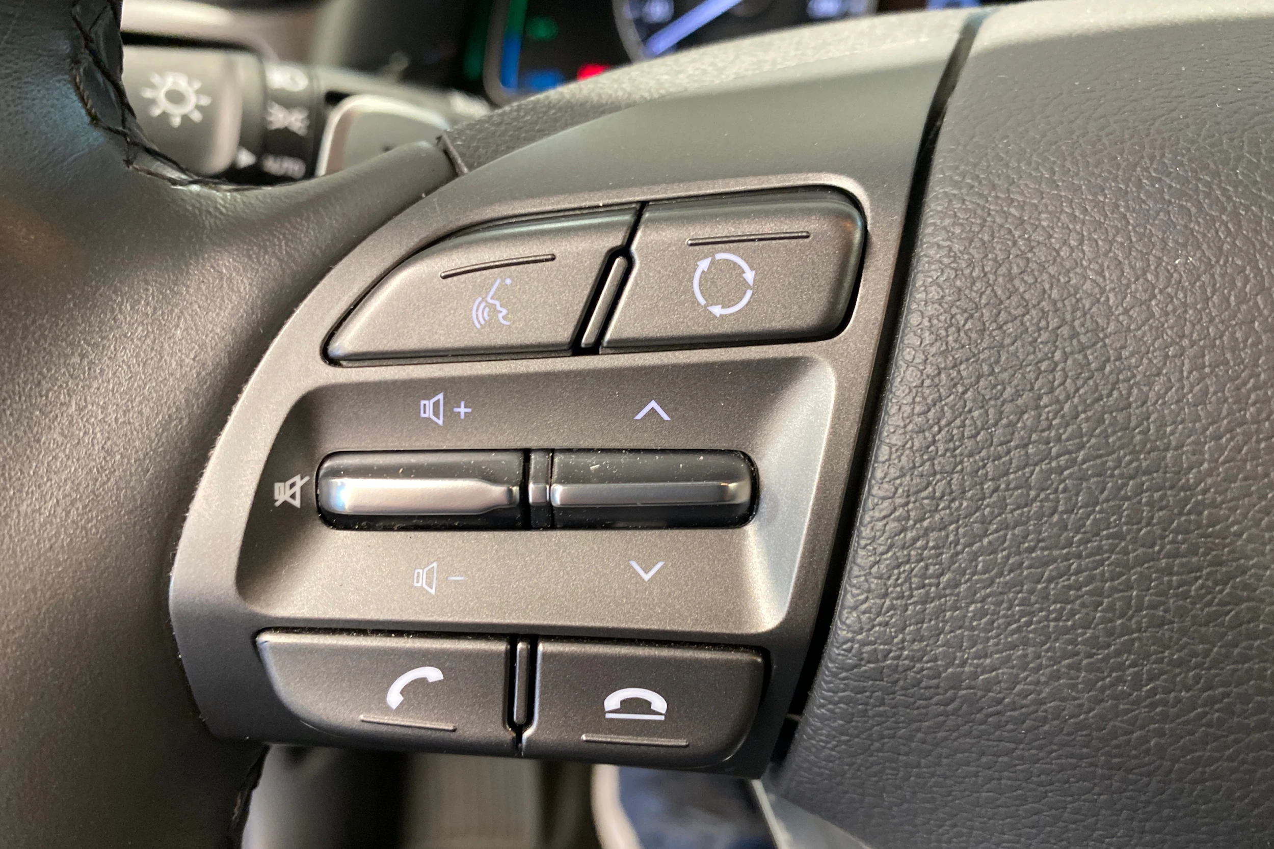 Valkoinen Hyundai IONIQ plug-in 2020 kuva 14.
