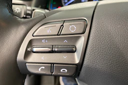 Valkoinen Hyundai IONIQ plug-in 2020 kuva 14.