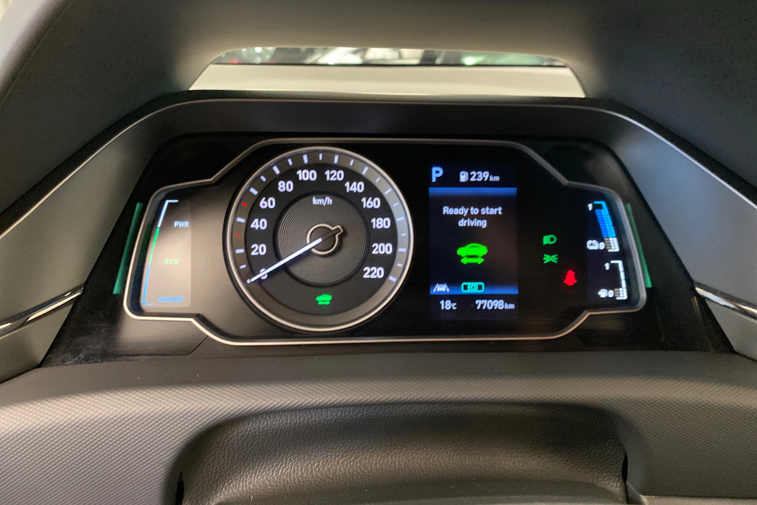 Valkoinen Hyundai IONIQ plug-in 2020 kuva 15.