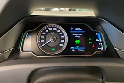 Valkoinen Hyundai IONIQ plug-in 2020 kuva 15.