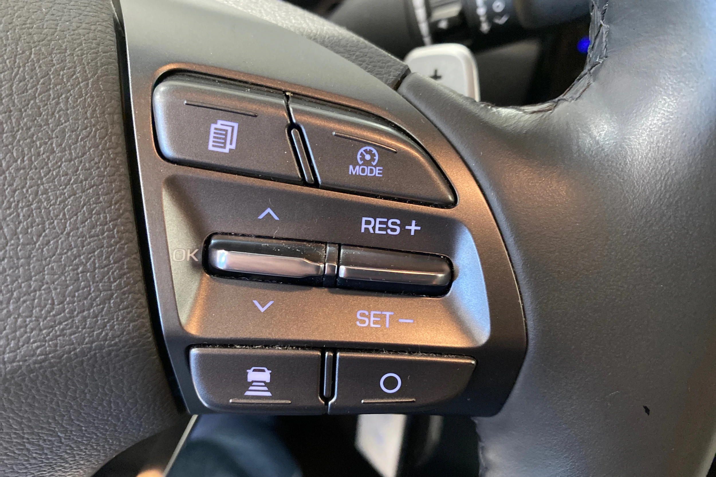 Valkoinen Hyundai IONIQ plug-in 2020 kuva 16.