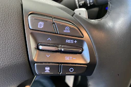 Valkoinen Hyundai IONIQ plug-in 2020 kuva 16.