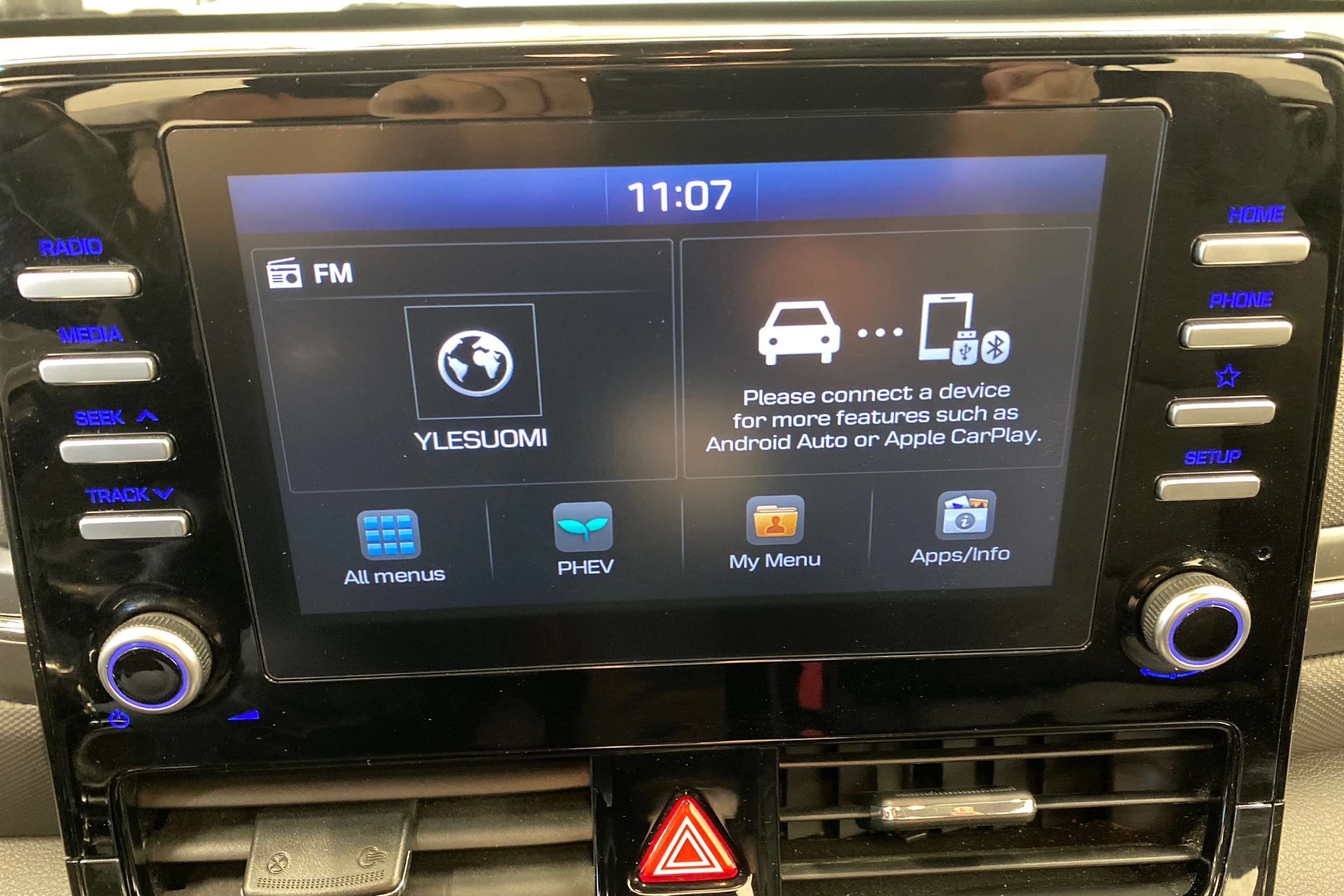 Valkoinen Hyundai IONIQ plug-in 2020 kuva 17.