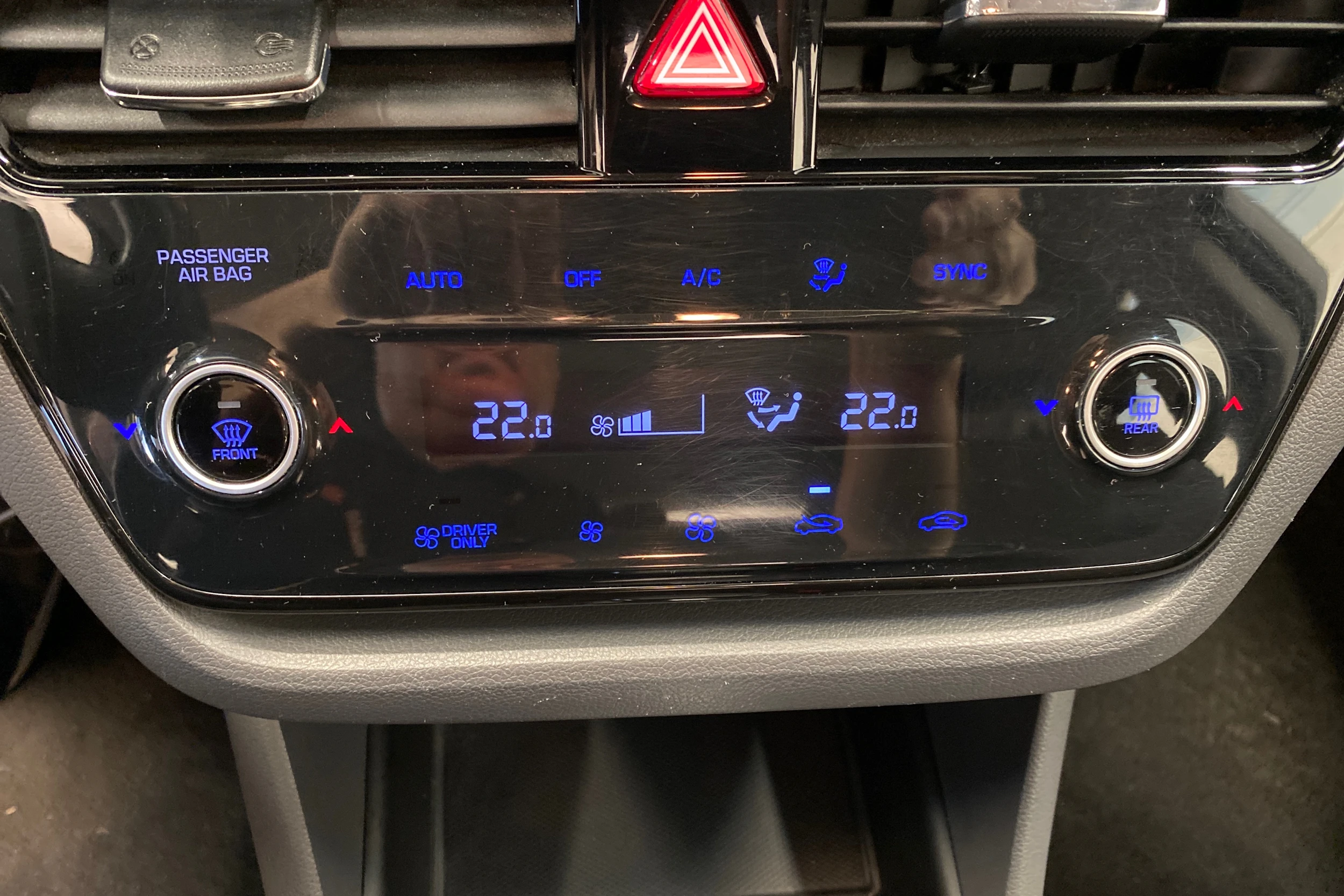 Valkoinen Hyundai IONIQ plug-in 2020 kuva 18.