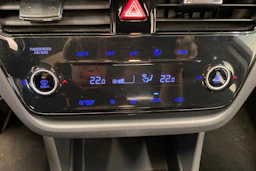 Valkoinen Hyundai IONIQ plug-in 2020 kuva 18.