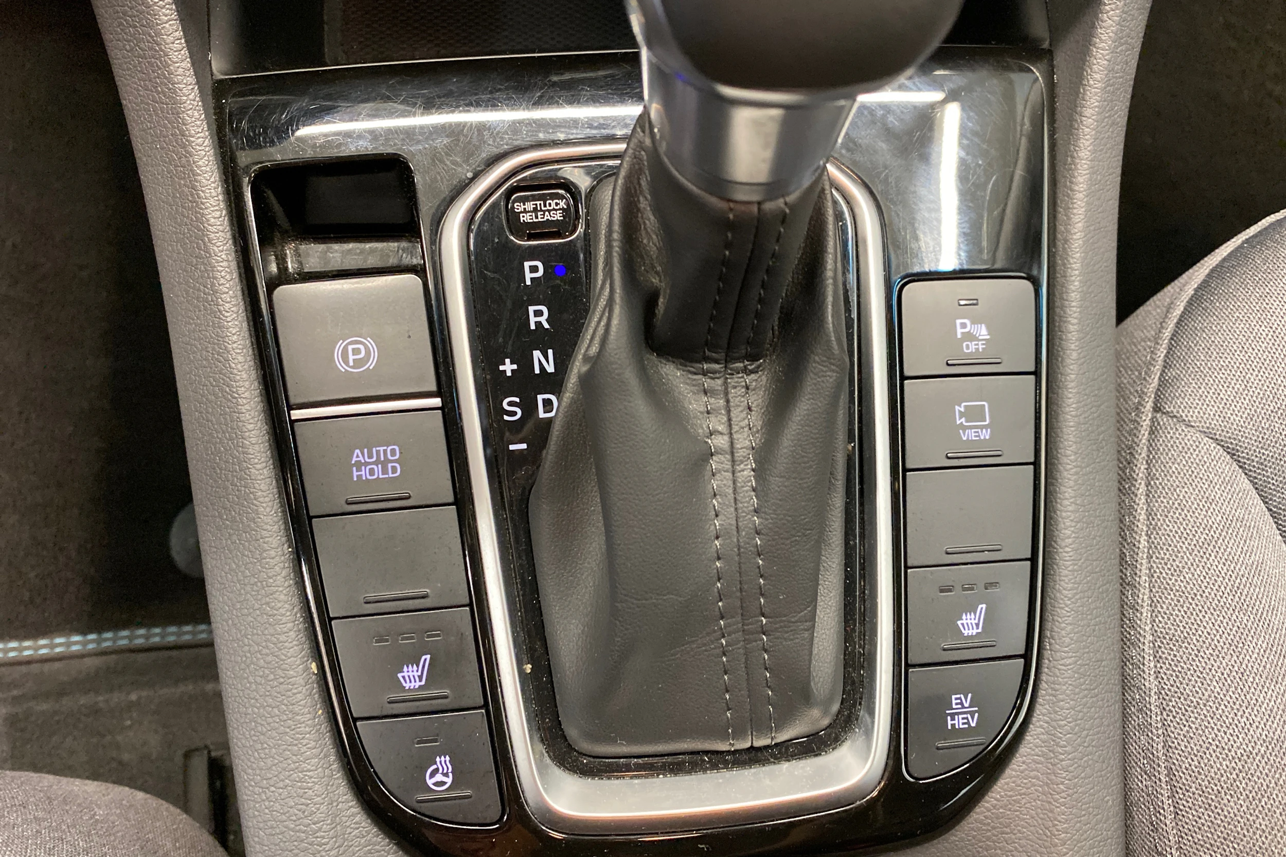 Valkoinen Hyundai IONIQ plug-in 2020 kuva 20.