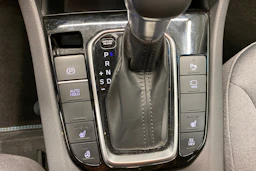Valkoinen Hyundai IONIQ plug-in 2020 kuva 20.