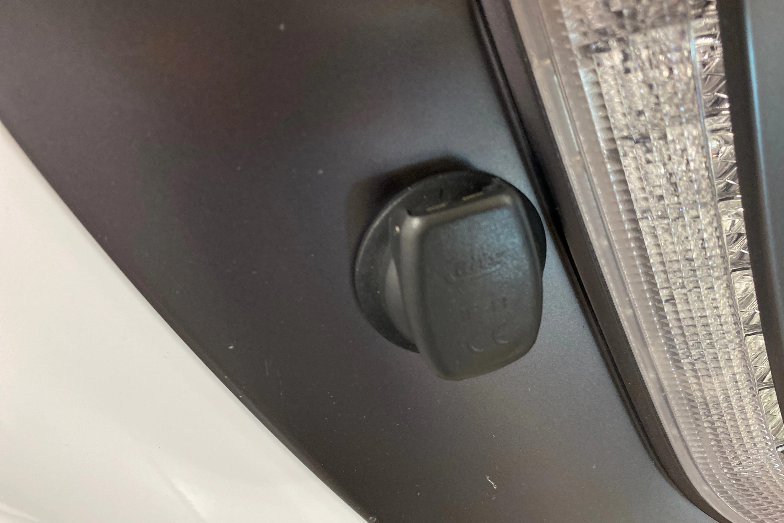 Valkoinen Hyundai IONIQ plug-in 2020 kuva 21.