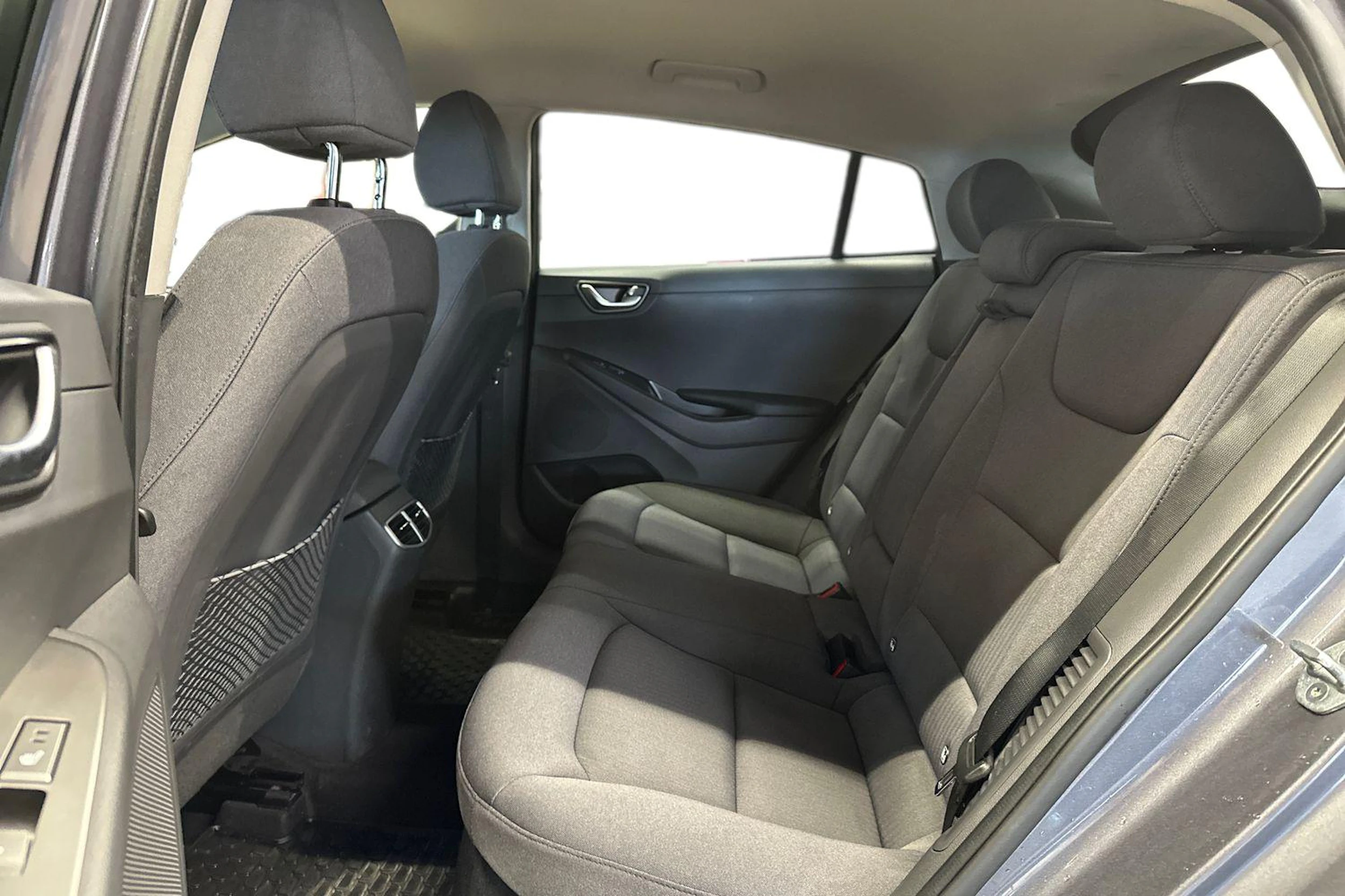 harmaa Hyundai IONIQ plug-in 2021 kuva 8.