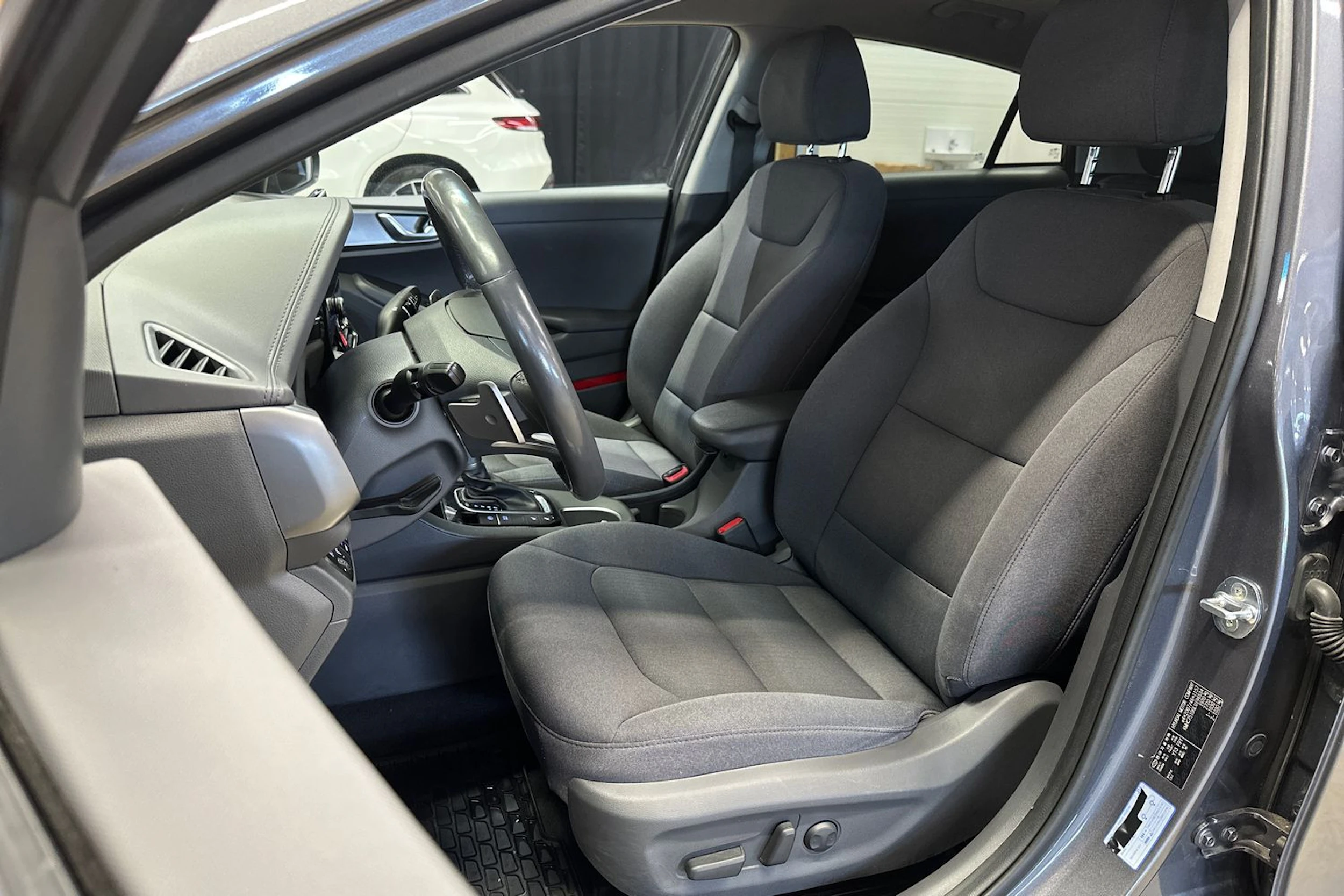 harmaa Hyundai IONIQ plug-in 2021 kuva 12.